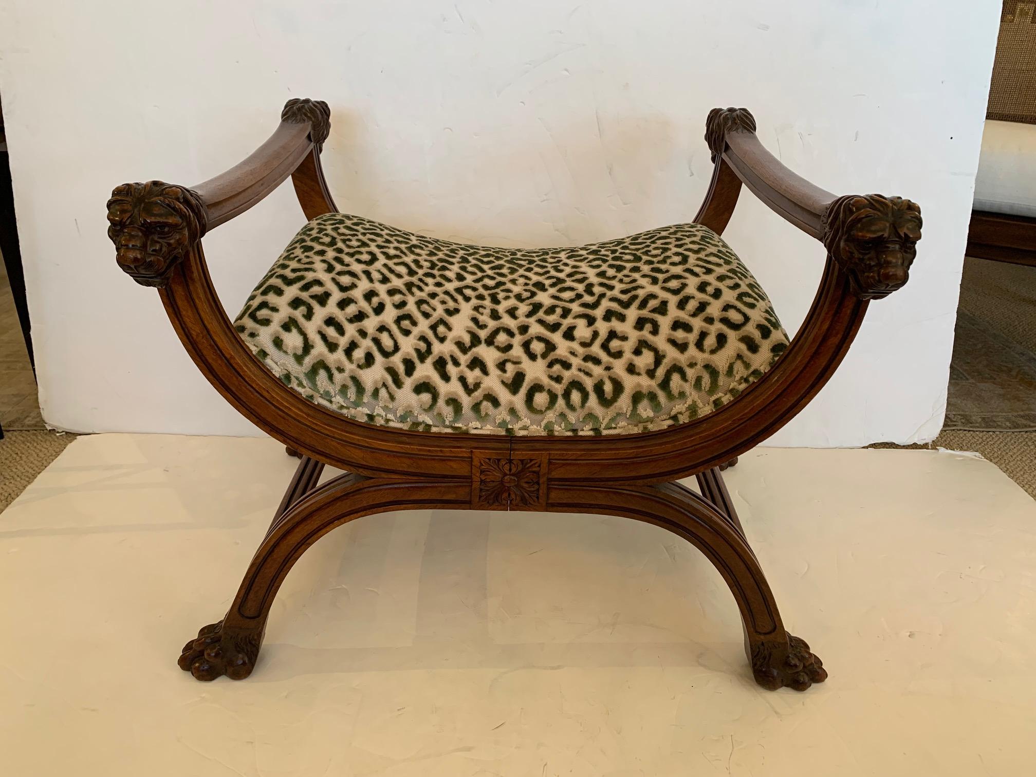 Superbe banc ancien français en noyer sculpté avec griffons en vente 4