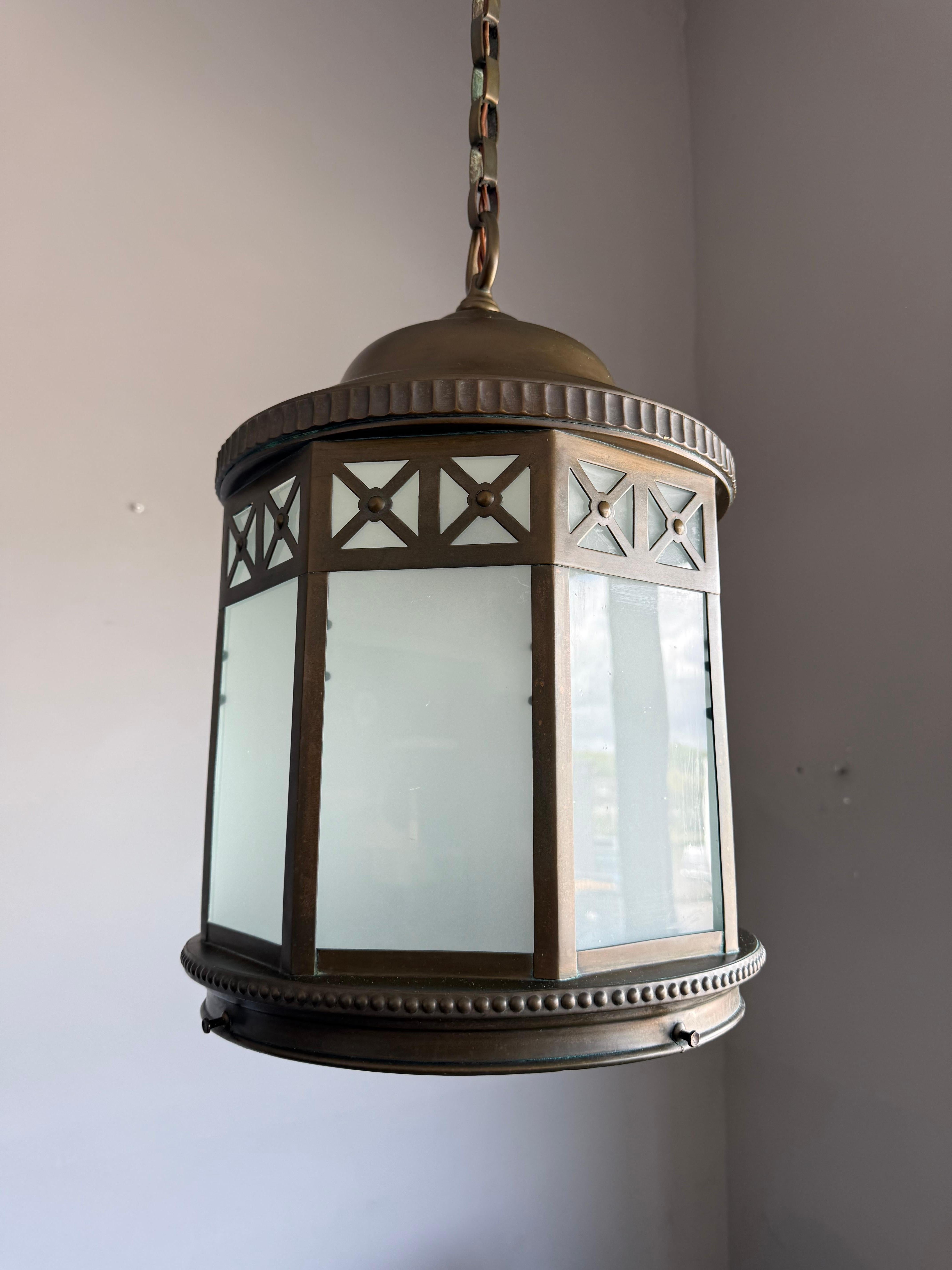 Stupendo pendente a lanterna in ottone neoclassico francese con vetro smerigliato del 1910 ca. in vendita 2