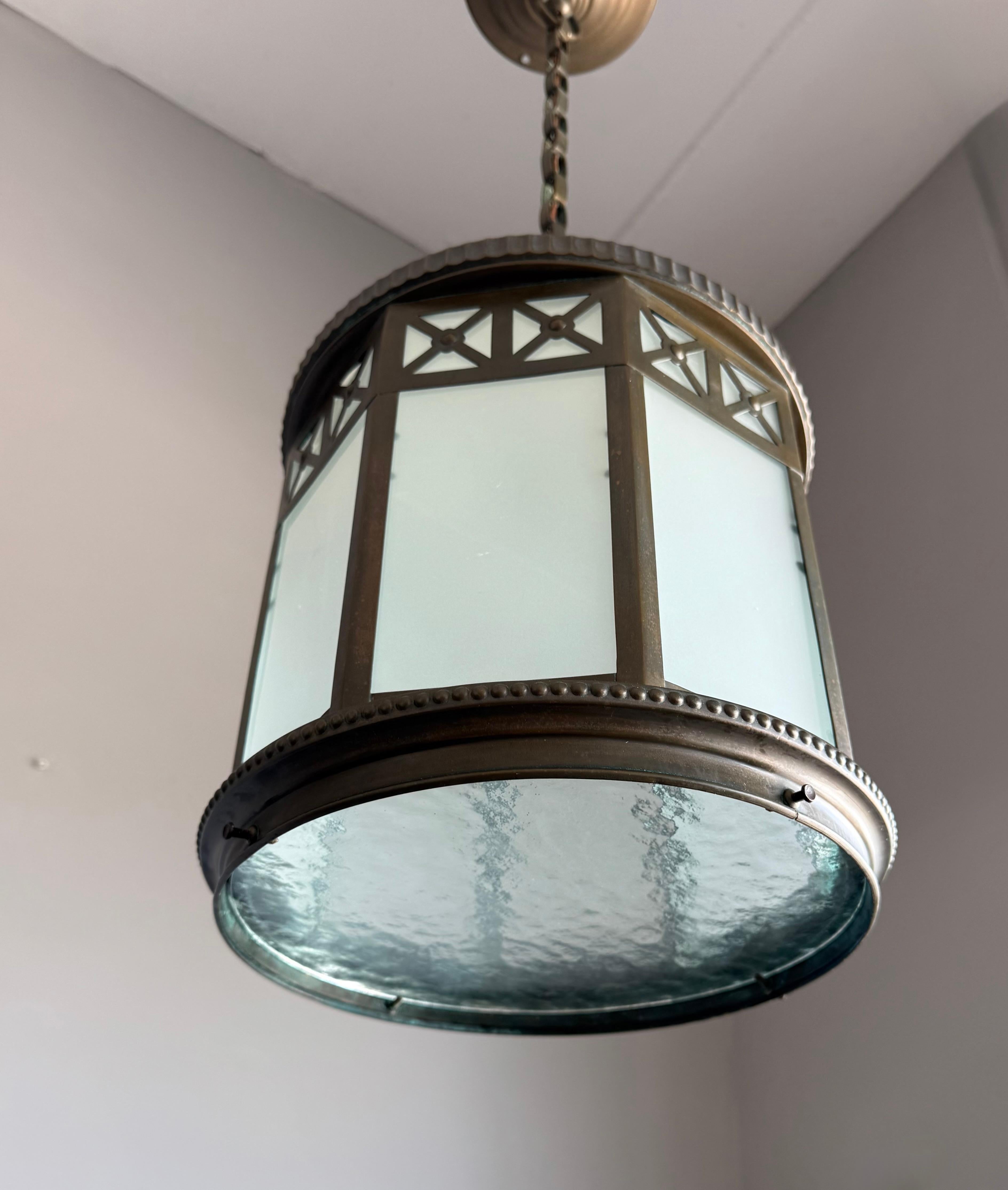 Stupendo pendente a lanterna in ottone neoclassico francese con vetro smerigliato del 1910 ca. in vendita 3