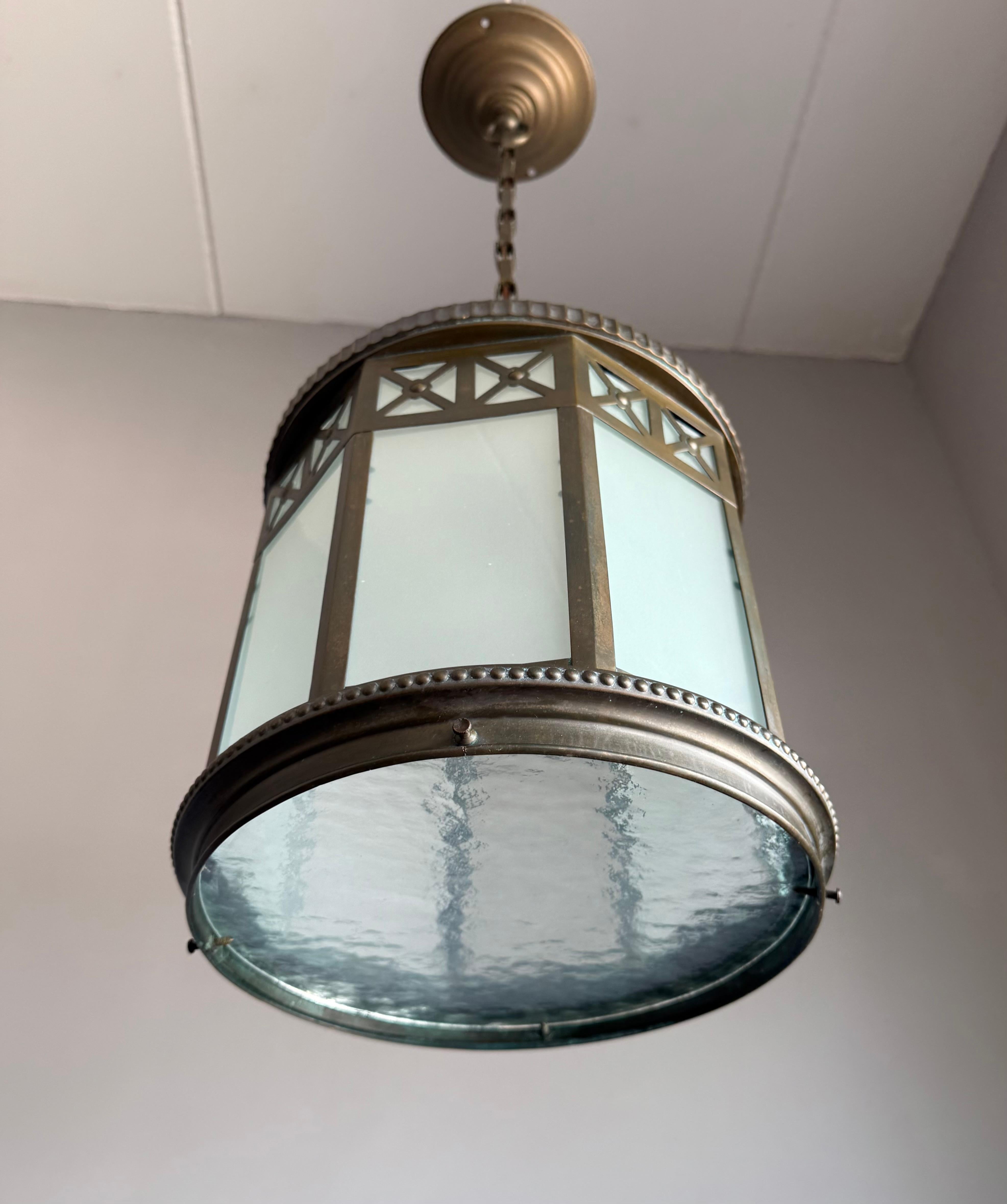 Stupendo pendente a lanterna in ottone neoclassico francese con vetro smerigliato del 1910 ca. in vendita 4