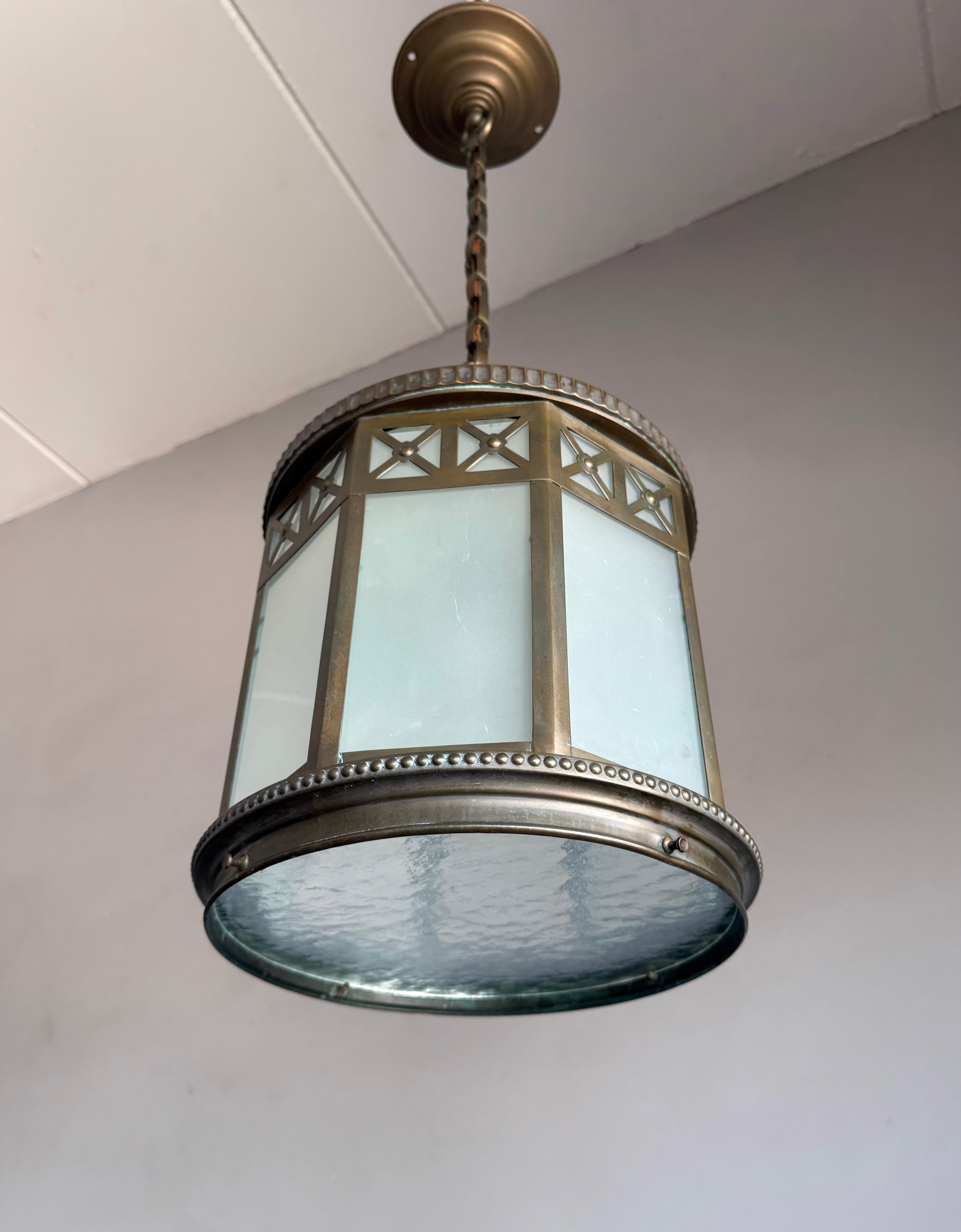Stupendo pendente a lanterna in ottone neoclassico francese con vetro smerigliato del 1910 ca. in vendita 5
