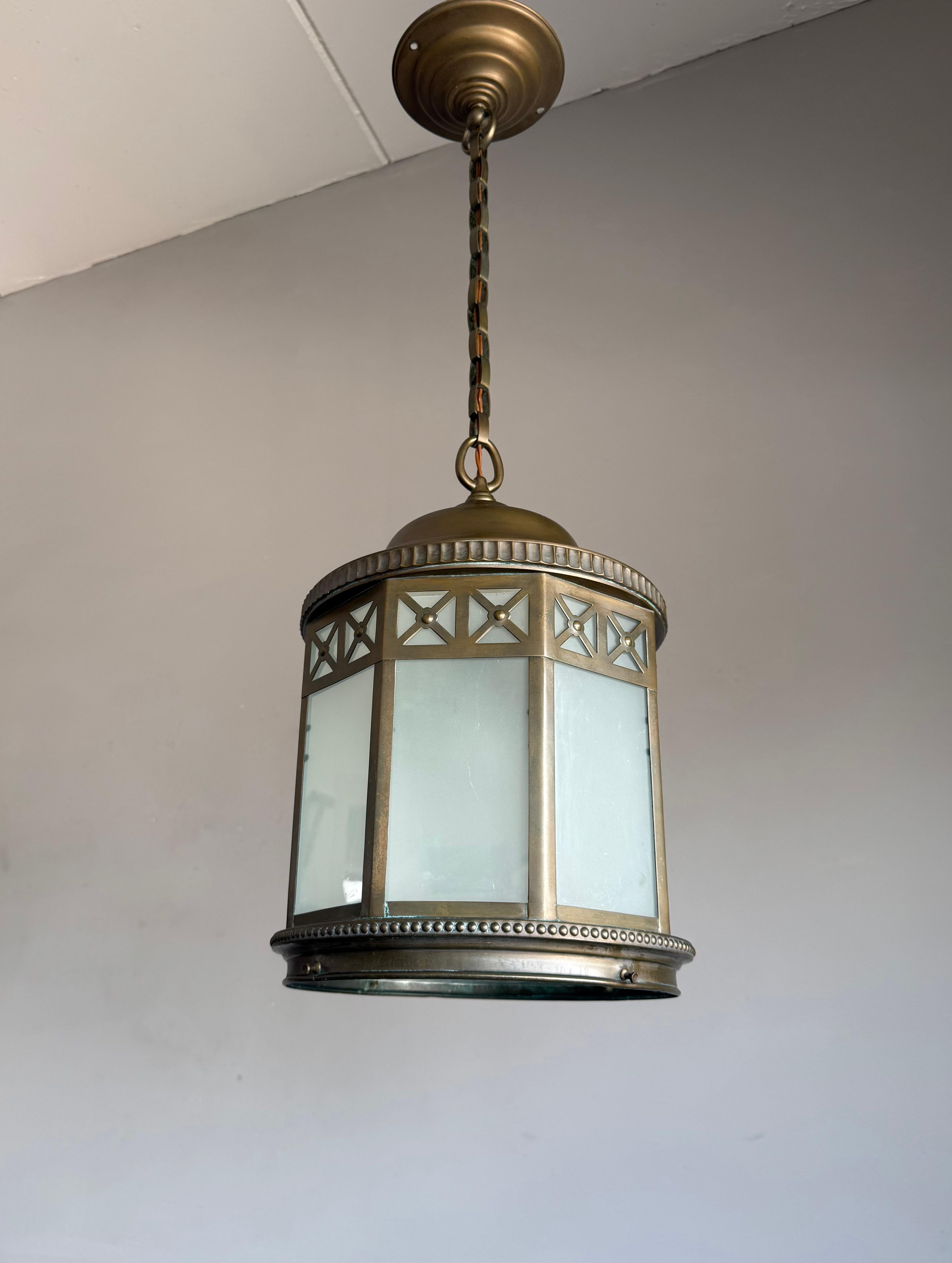 Stupendo pendente a lanterna in ottone neoclassico francese con vetro smerigliato del 1910 ca. in vendita 6