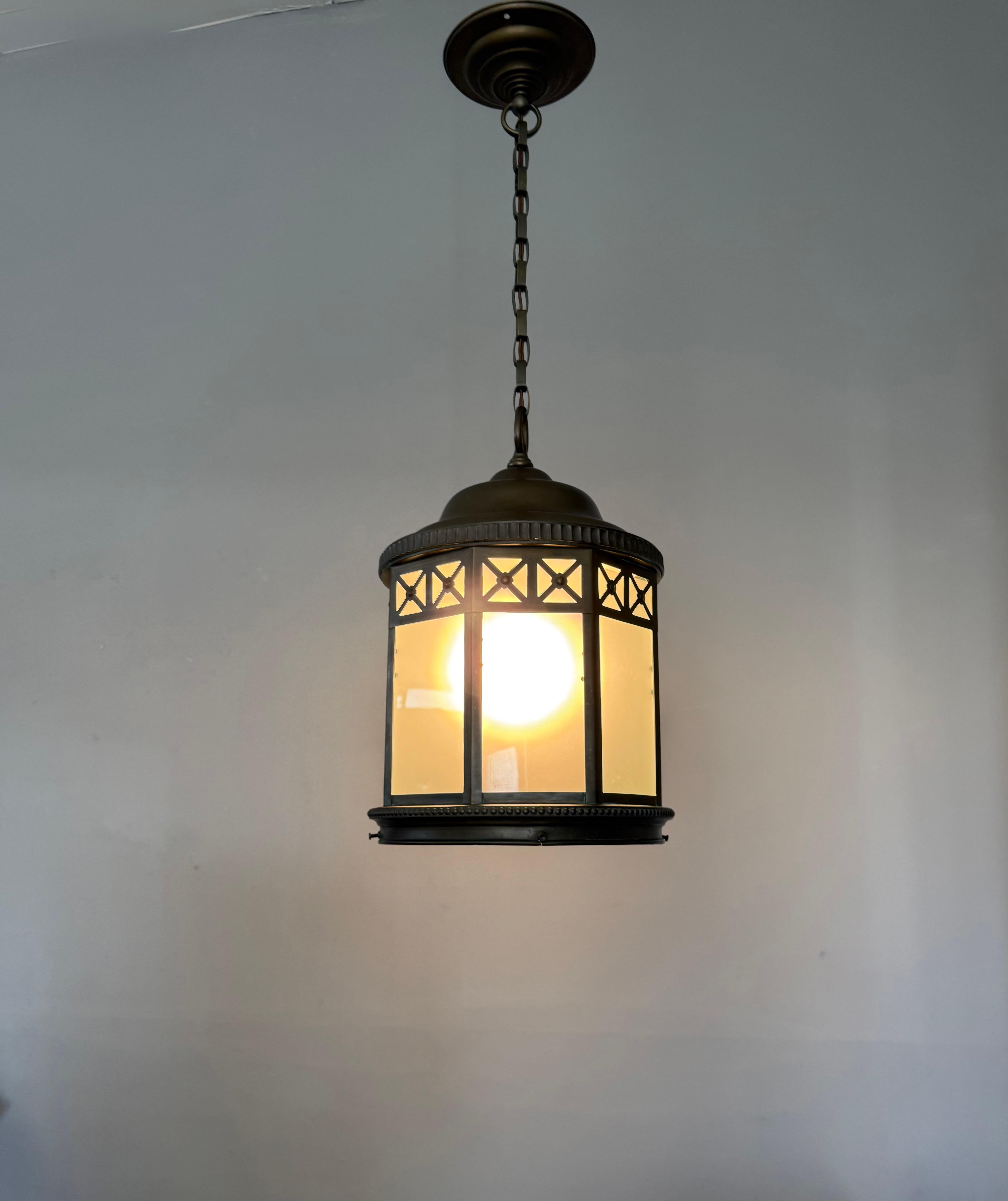 Stupendo pendente a lanterna in ottone neoclassico francese con vetro smerigliato del 1910 ca. in vendita 7