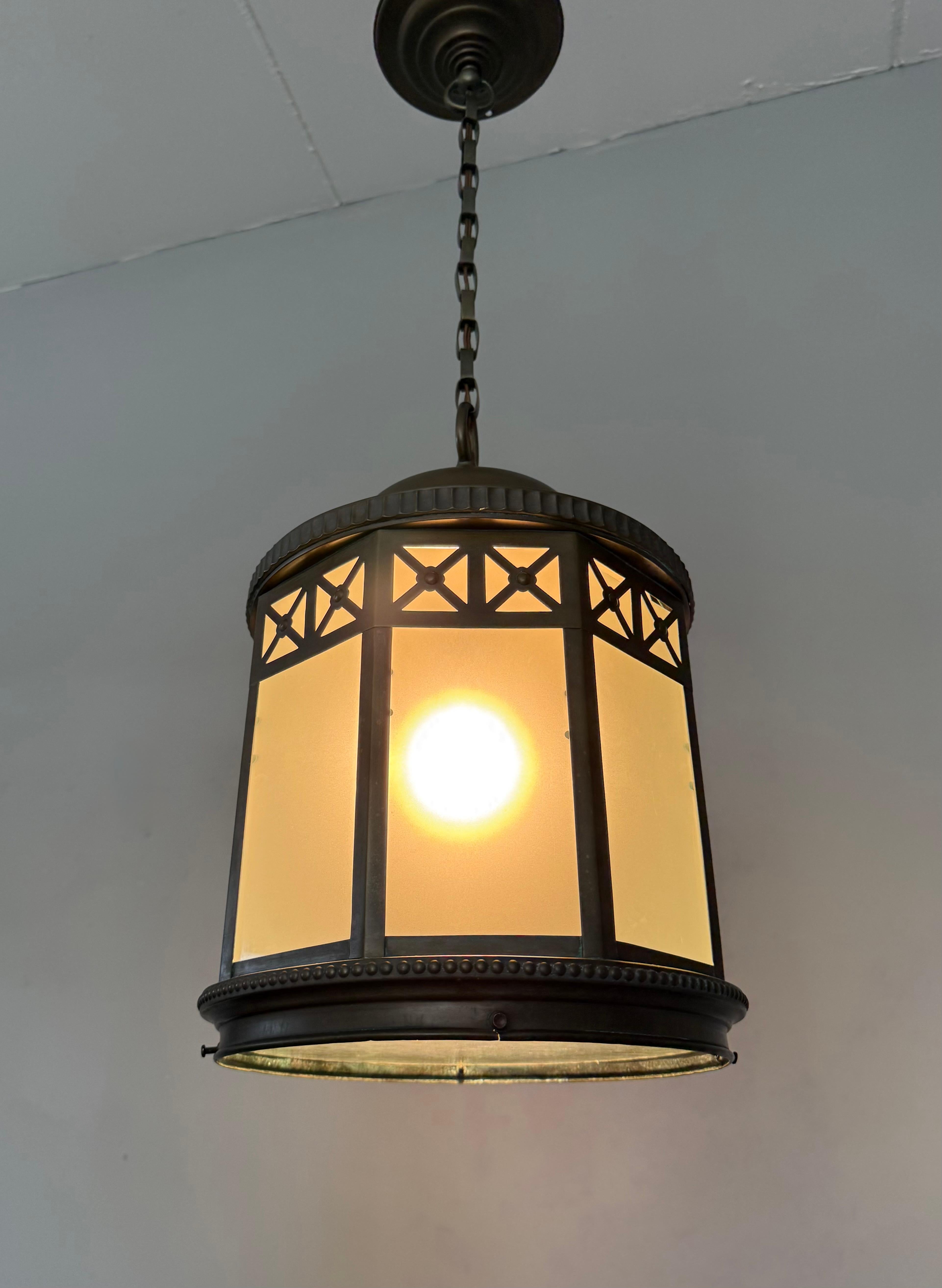 Stupendo pendente a lanterna in ottone neoclassico francese con vetro smerigliato del 1910 ca. in vendita 8