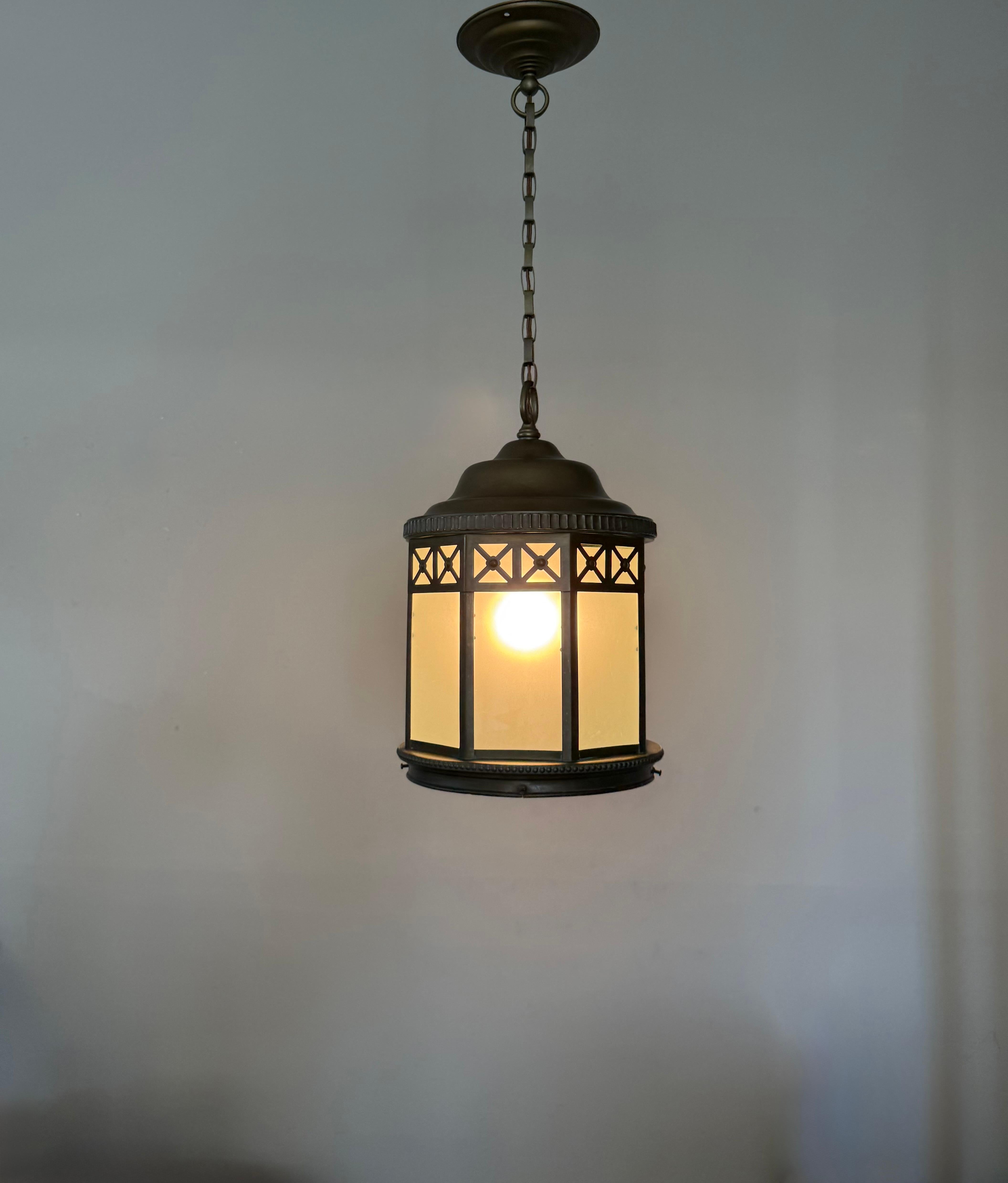 Stupendo pendente a lanterna in ottone neoclassico francese con vetro smerigliato del 1910 ca. in vendita 9
