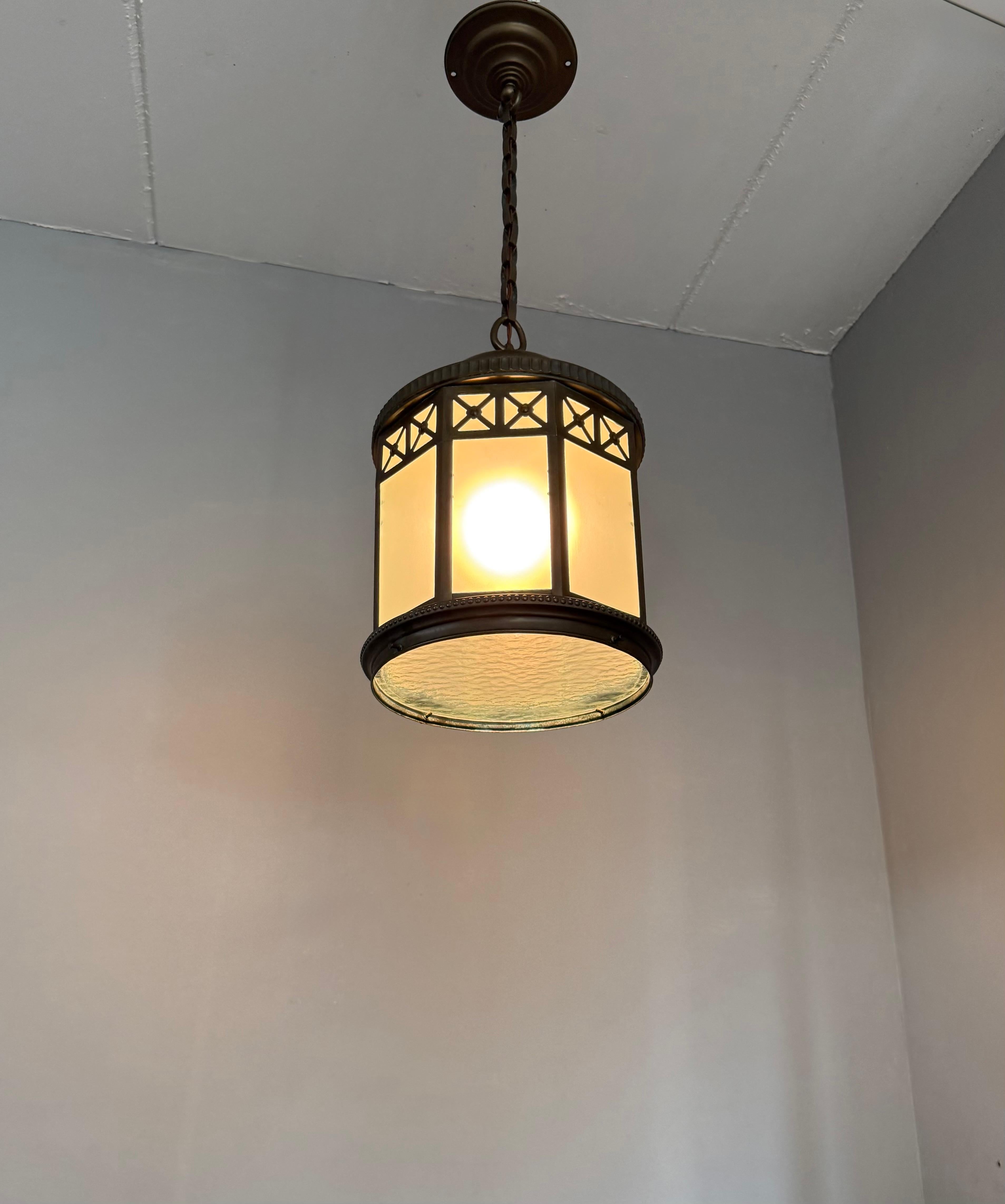 Stupendo pendente a lanterna in ottone neoclassico francese con vetro smerigliato del 1910 ca. in vendita 11