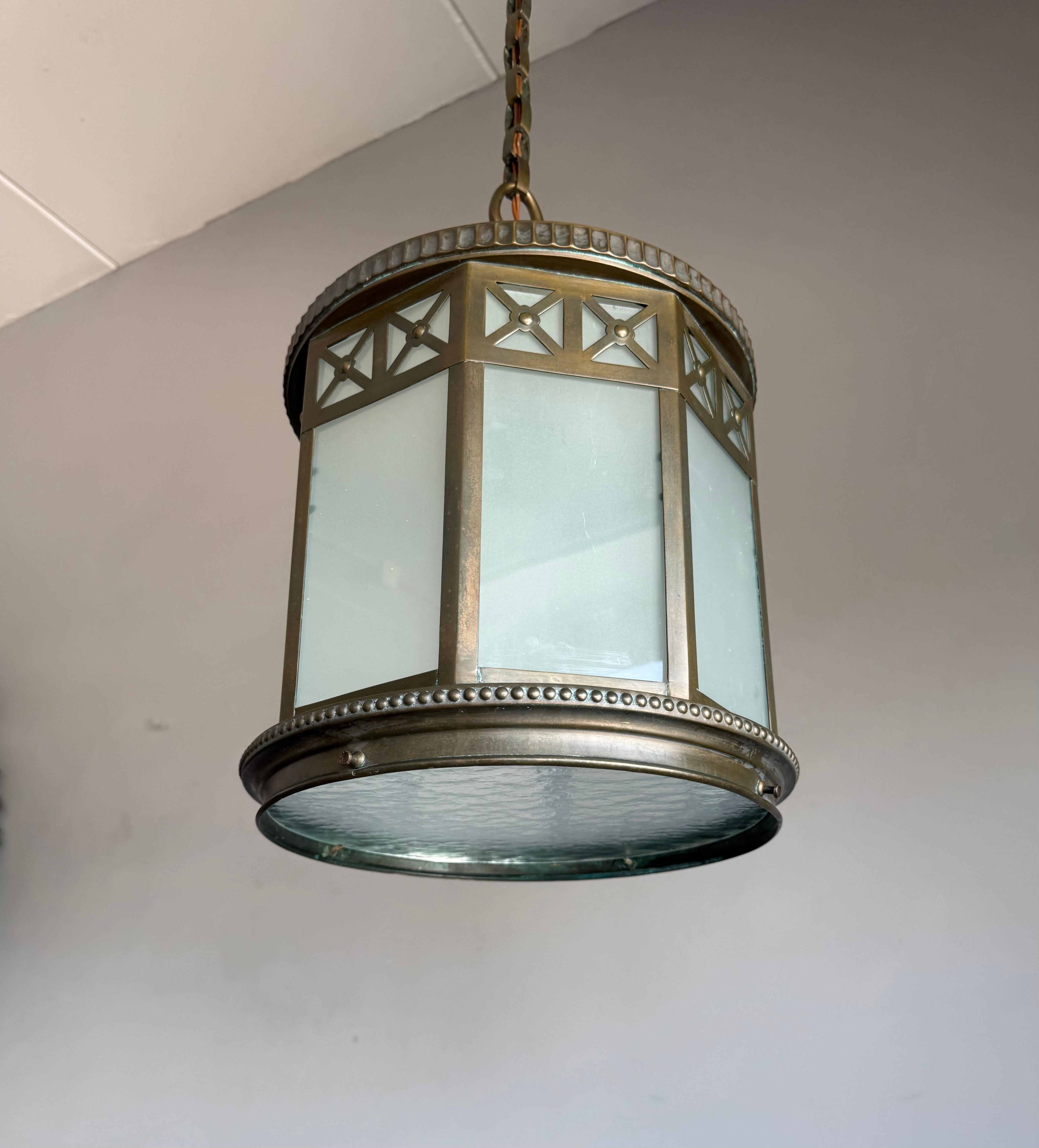 La splendida lanterna francese in ottone del 1910 dona un fascino senza tempo e una luce calda a qualsiasi interno.

Un antico ciondolo a lanterna in ottone francese, splendidamente conservato, risalente agli inizi del XX secolo. Questo elegante