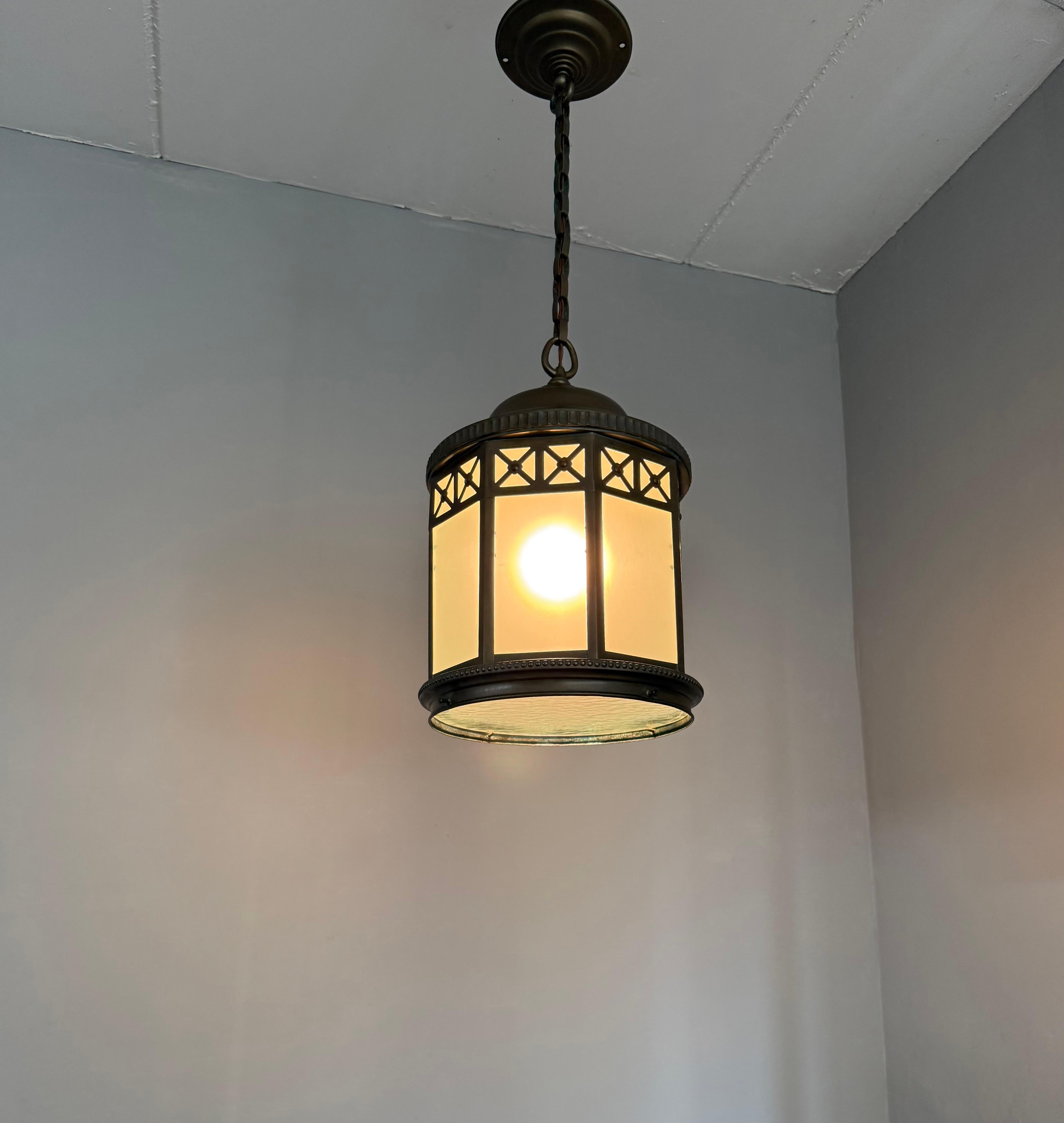 Stupendo pendente a lanterna in ottone neoclassico francese con vetro smerigliato del 1910 ca. in vendita 12