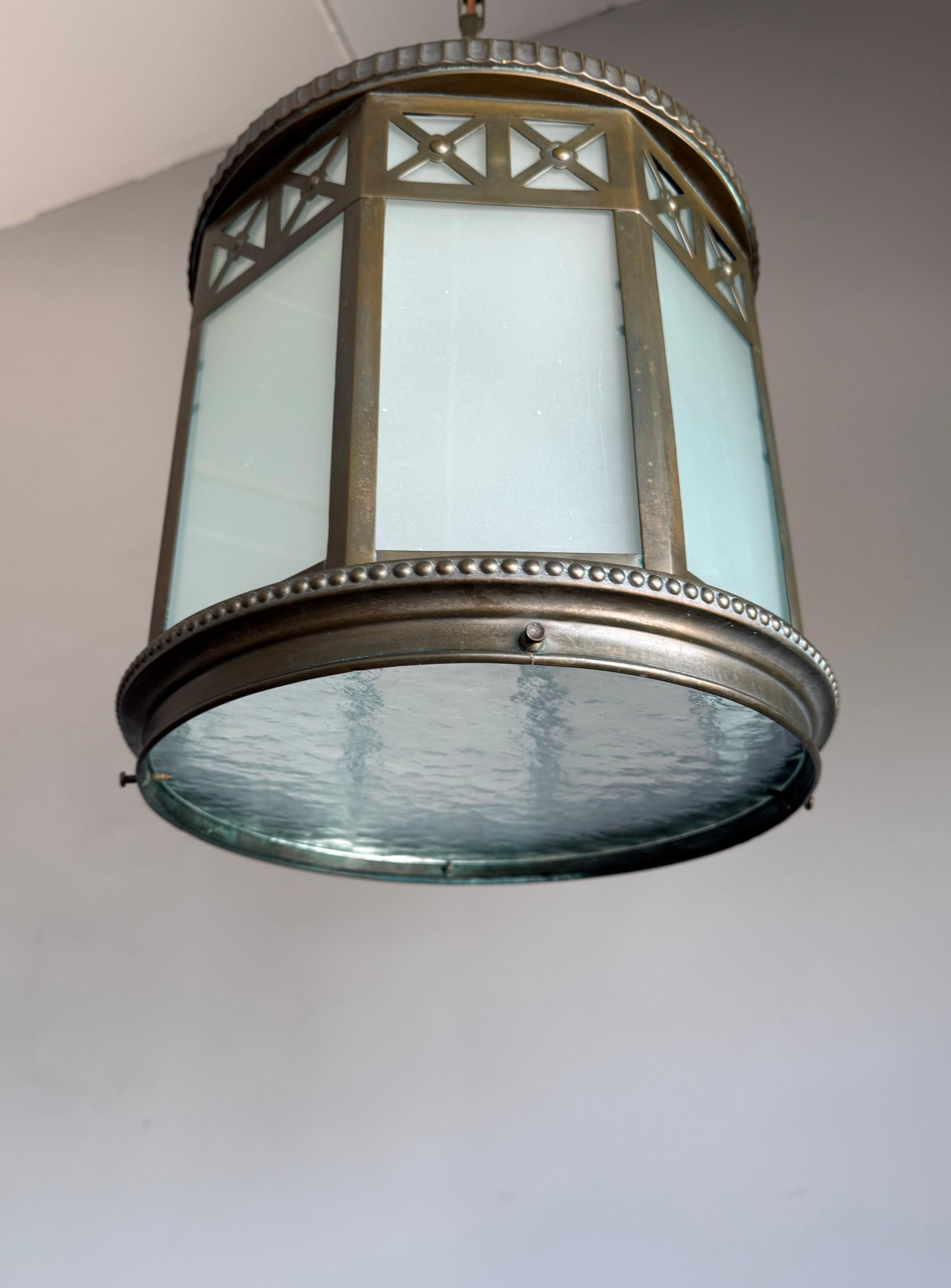 Neoclassico Stupendo pendente a lanterna in ottone neoclassico francese con vetro smerigliato del 1910 ca. in vendita