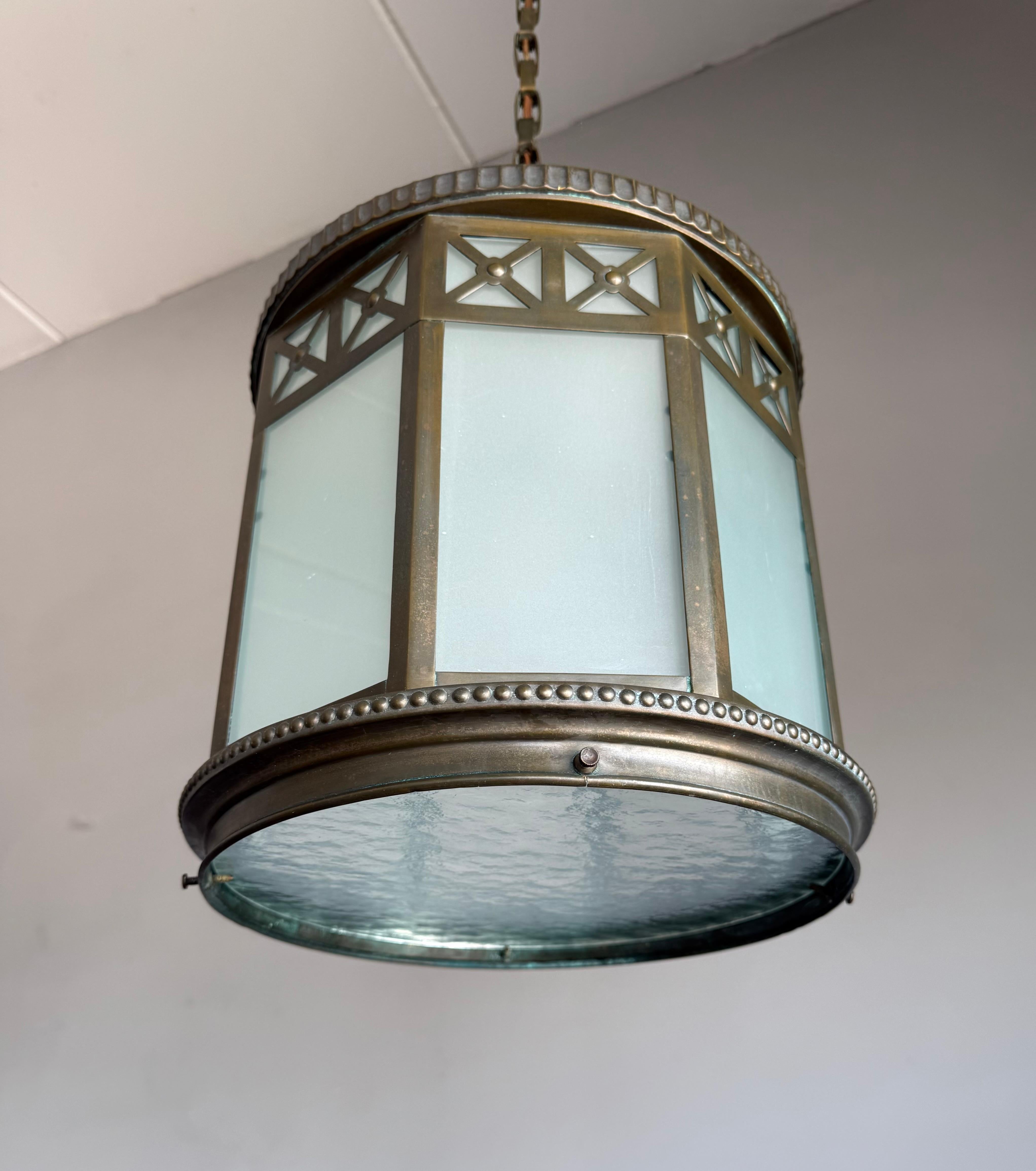 Francese Stupendo pendente a lanterna in ottone neoclassico francese con vetro smerigliato del 1910 ca. in vendita