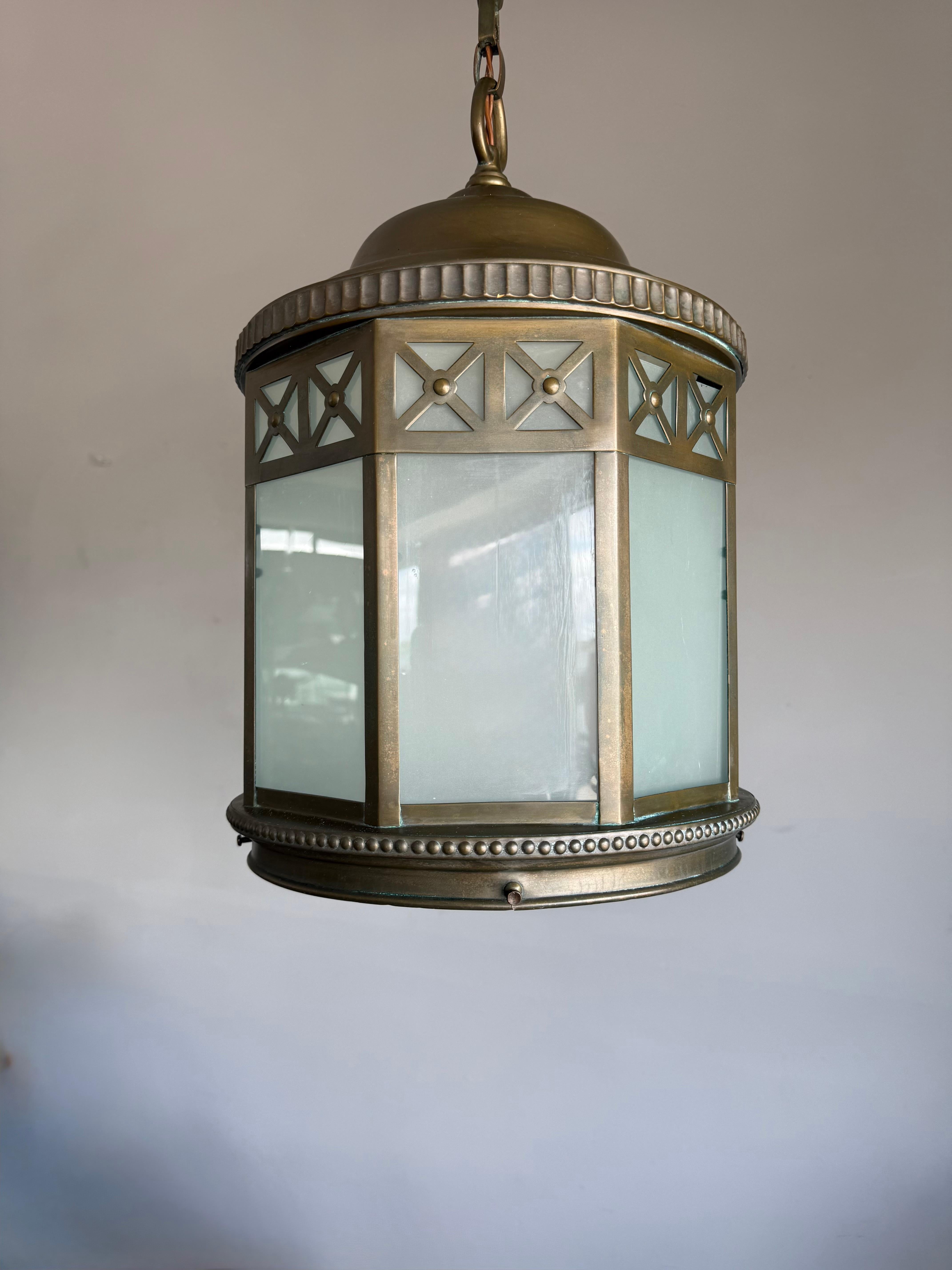 Calco Stupendo pendente a lanterna in ottone neoclassico francese con vetro smerigliato del 1910 ca. in vendita