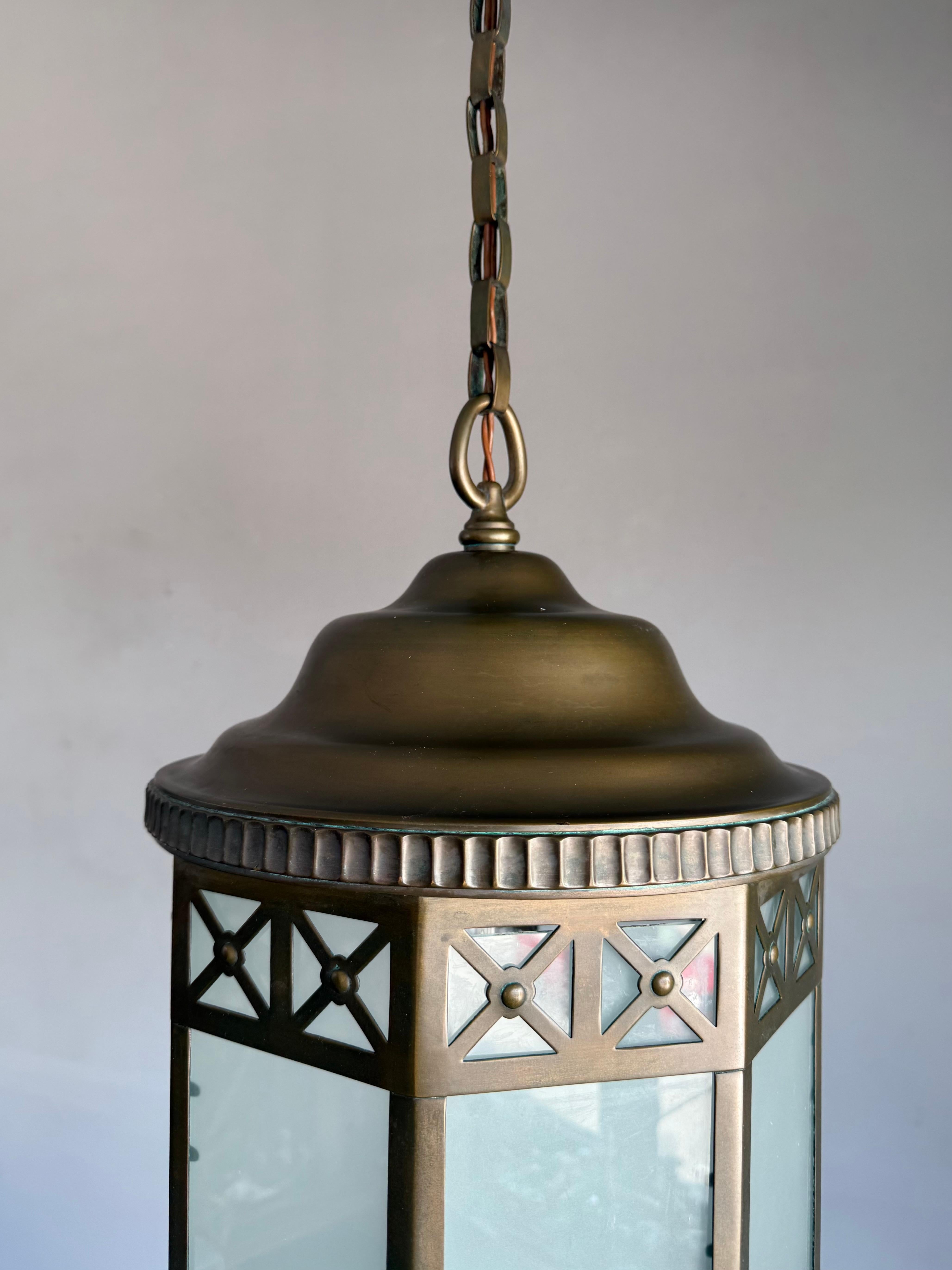 Stupendo pendente a lanterna in ottone neoclassico francese con vetro smerigliato del 1910 ca. In condizioni buone in vendita a Lisse, NL