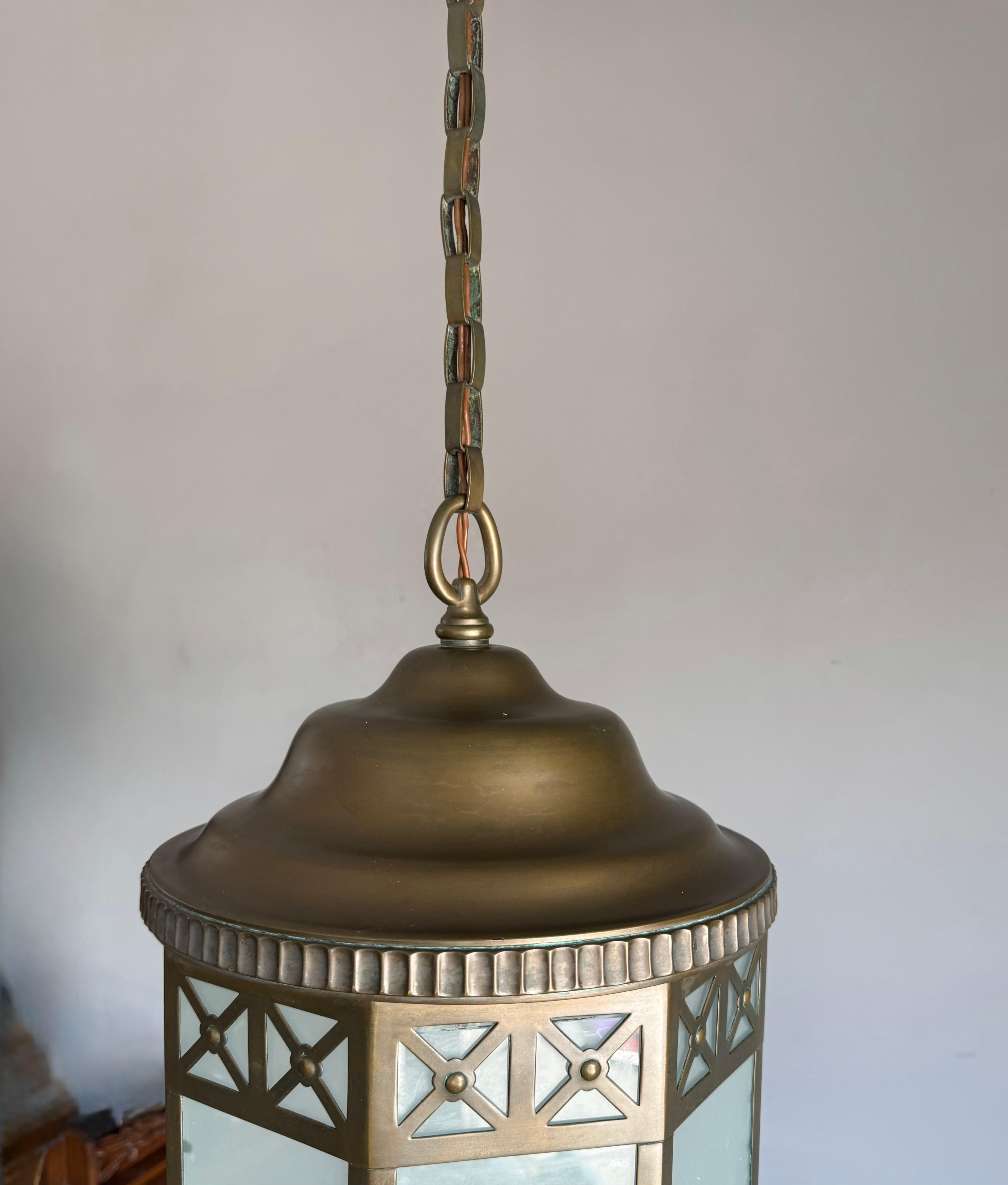XX secolo Stupendo pendente a lanterna in ottone neoclassico francese con vetro smerigliato del 1910 ca. in vendita