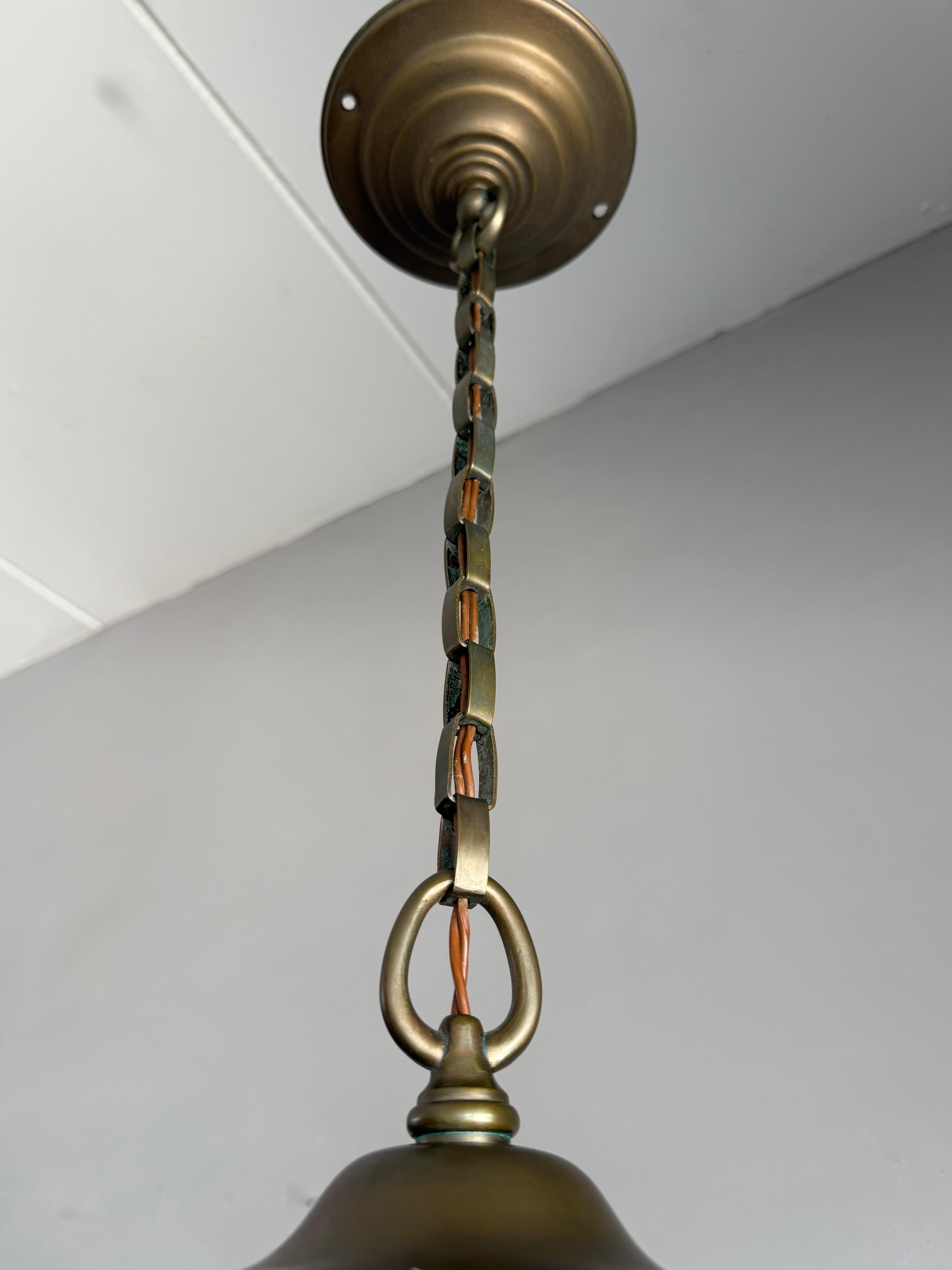 Stupendo pendente a lanterna in ottone neoclassico francese con vetro smerigliato del 1910 ca. in vendita 1