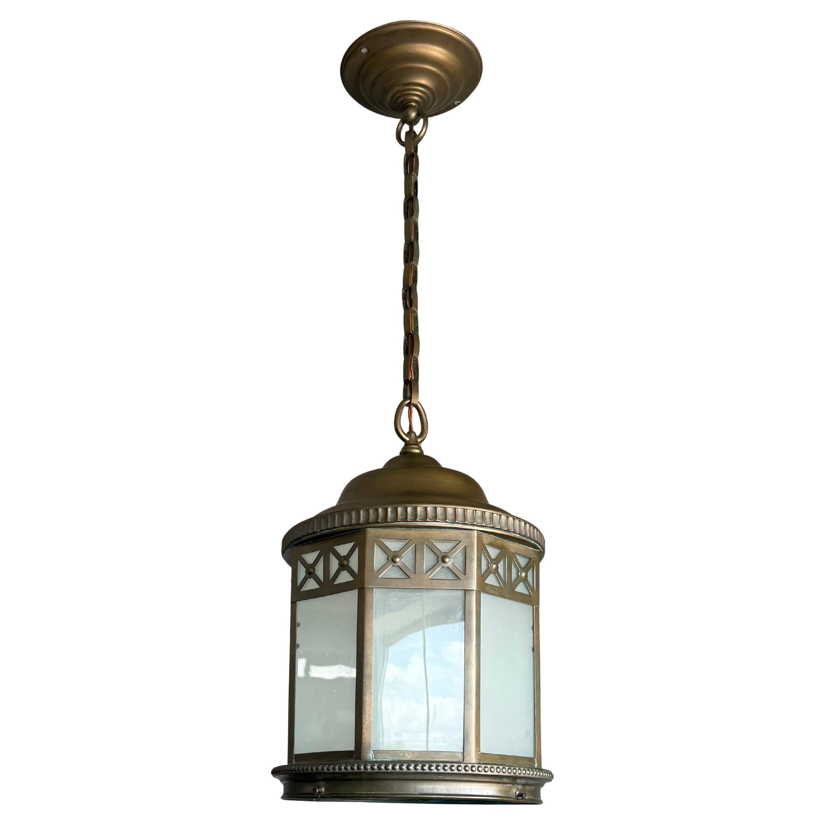 Superbe pendentif lanterne néoclassique française ancienne en laiton avec verre dépoli vers 1910