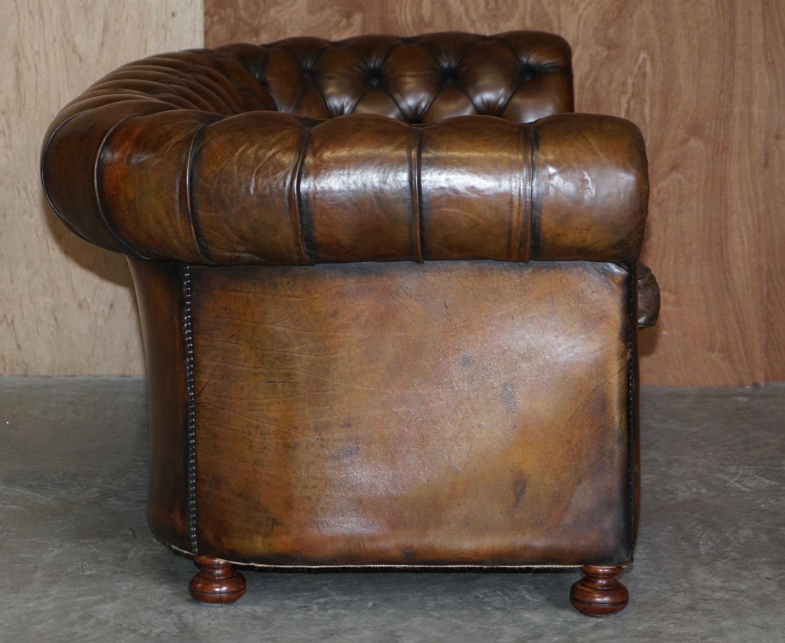 Superbe canapé Chesterfield ancien entièrement restauré en cuir Brown Cigar Noyer en vente 8