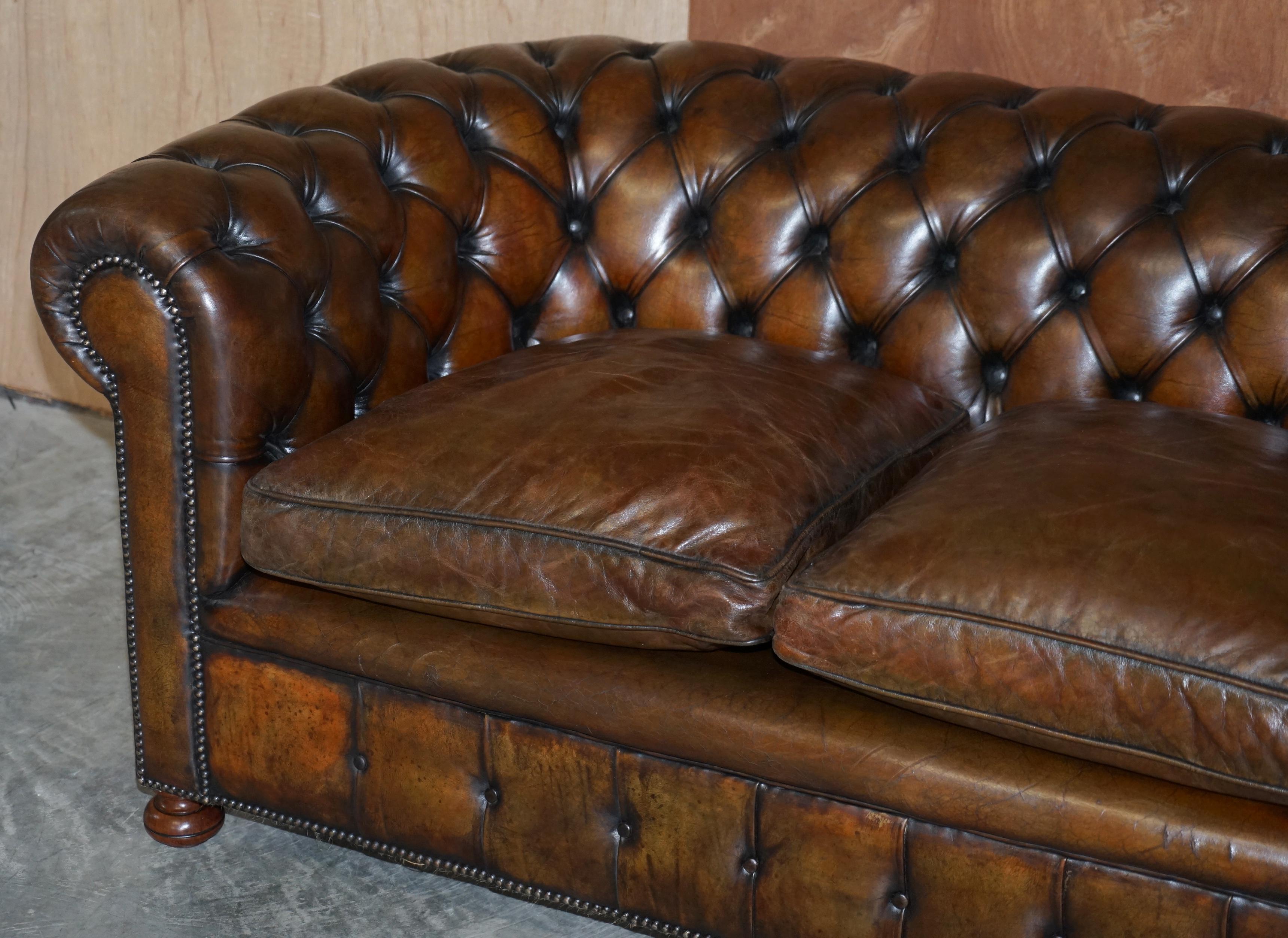 Victorien tardif Superbe canapé Chesterfield ancien entièrement restauré en cuir Brown Cigar Noyer en vente