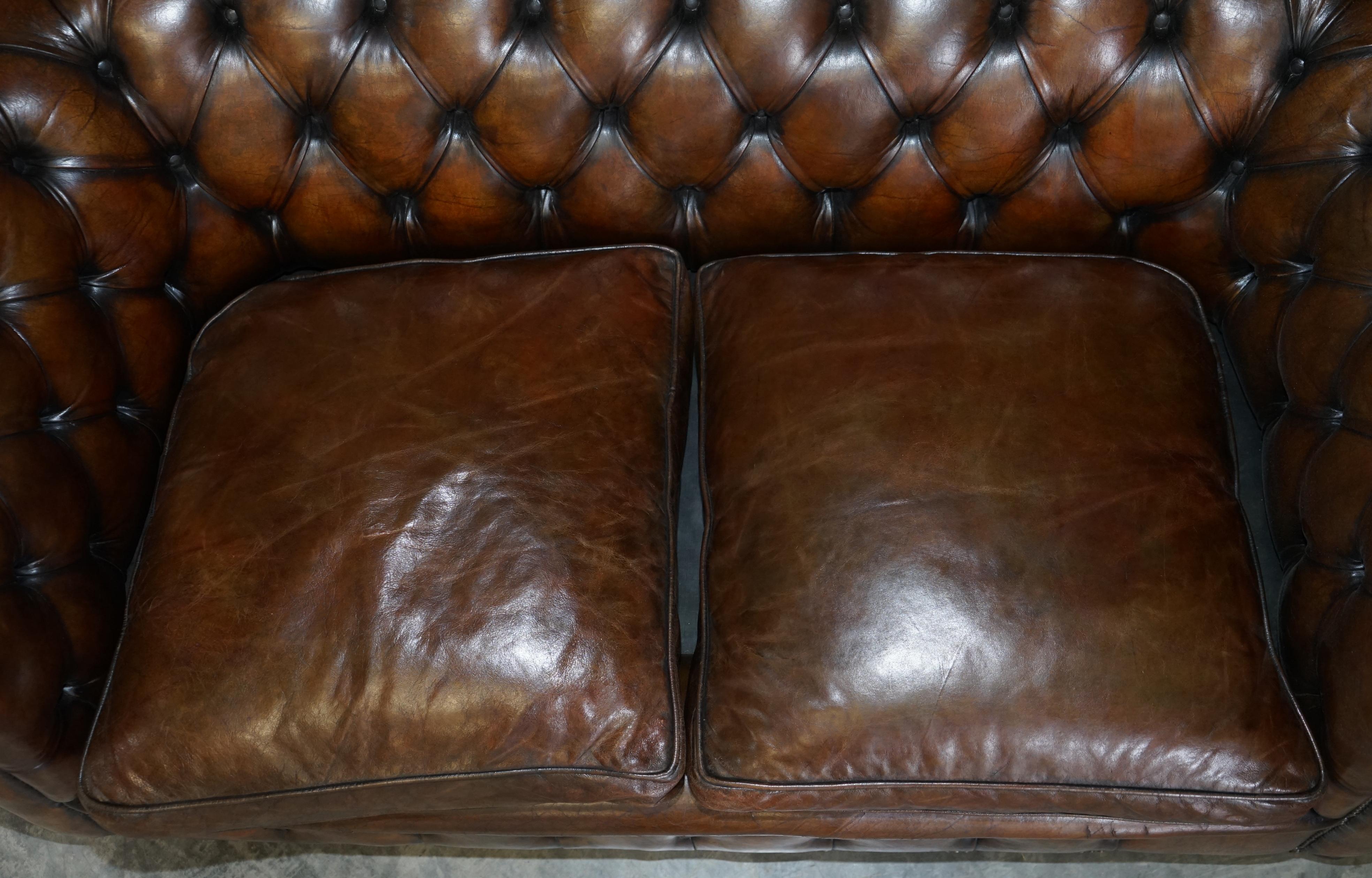 Atemberaubende Antike Vollständig restauriert Cigar Brown Leder Chesterfield Sofa Nussbaum (Frühes 20. Jahrhundert) im Angebot