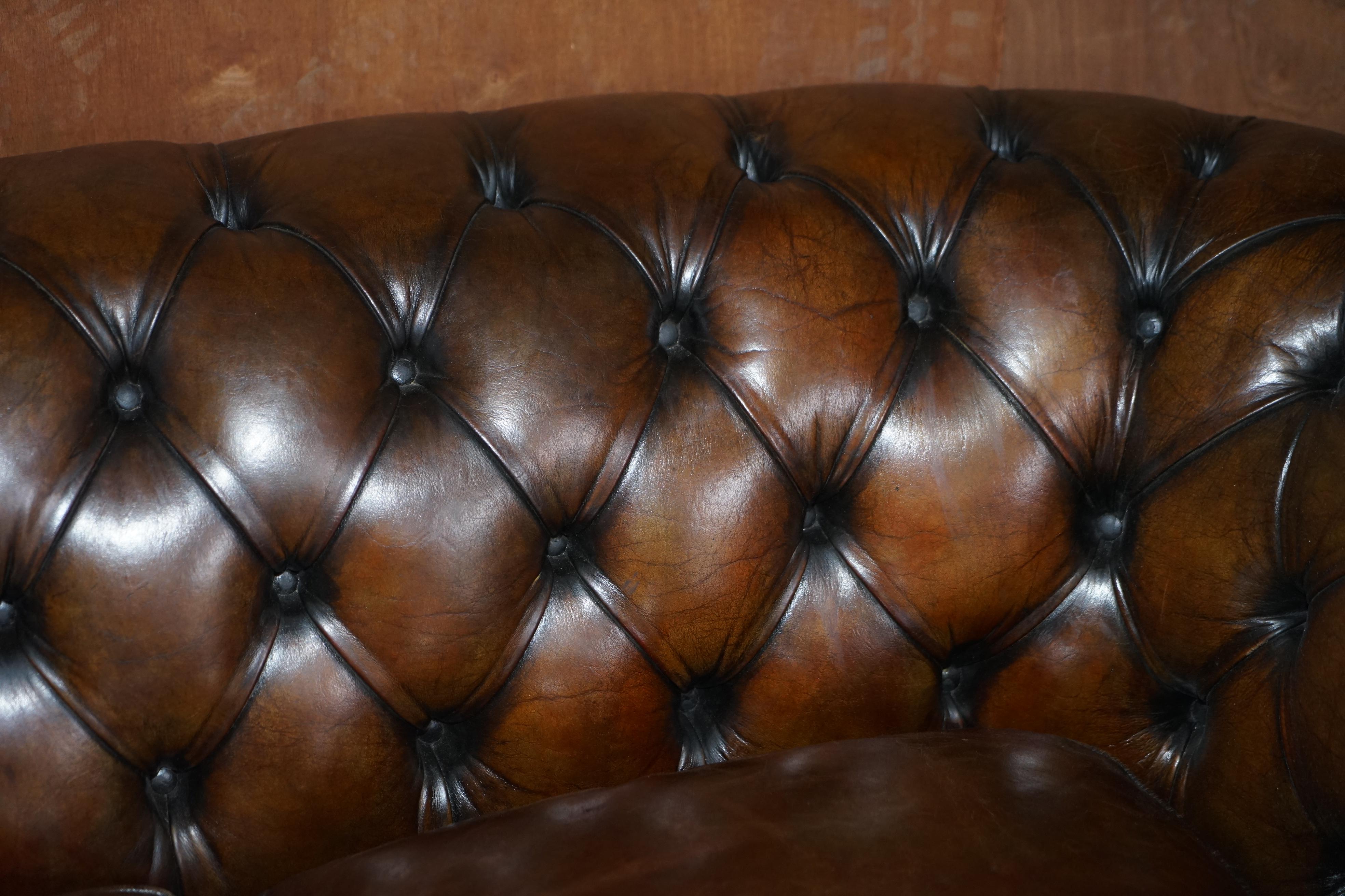 Superbe canapé Chesterfield ancien entièrement restauré en cuir Brown Cigar Noyer en vente 1