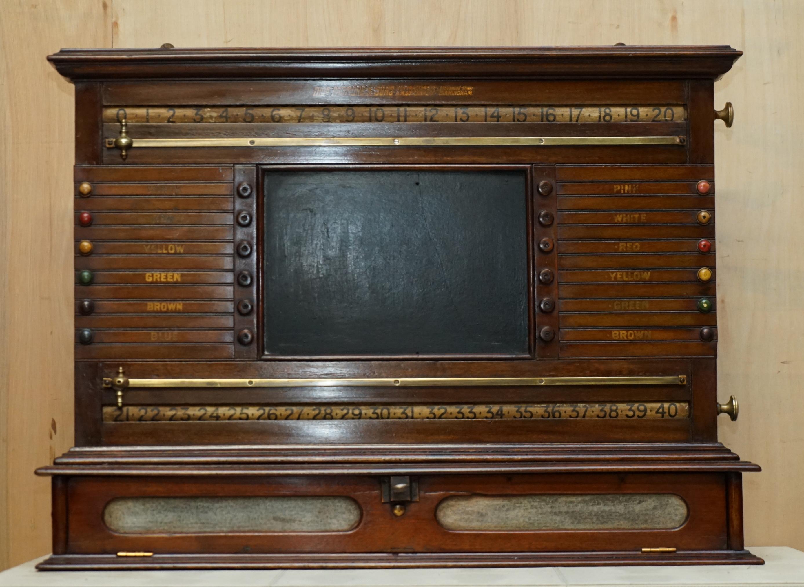 Antigüedades de la Casa Real

Royal House Antiques se complace en ofrecer a la venta este absolutamente exquisito marcador de Snooker inglés de caoba y roble, totalmente restaurado, de Thos Padmore & Sons Est 1830

Un ejemplo verdaderamente