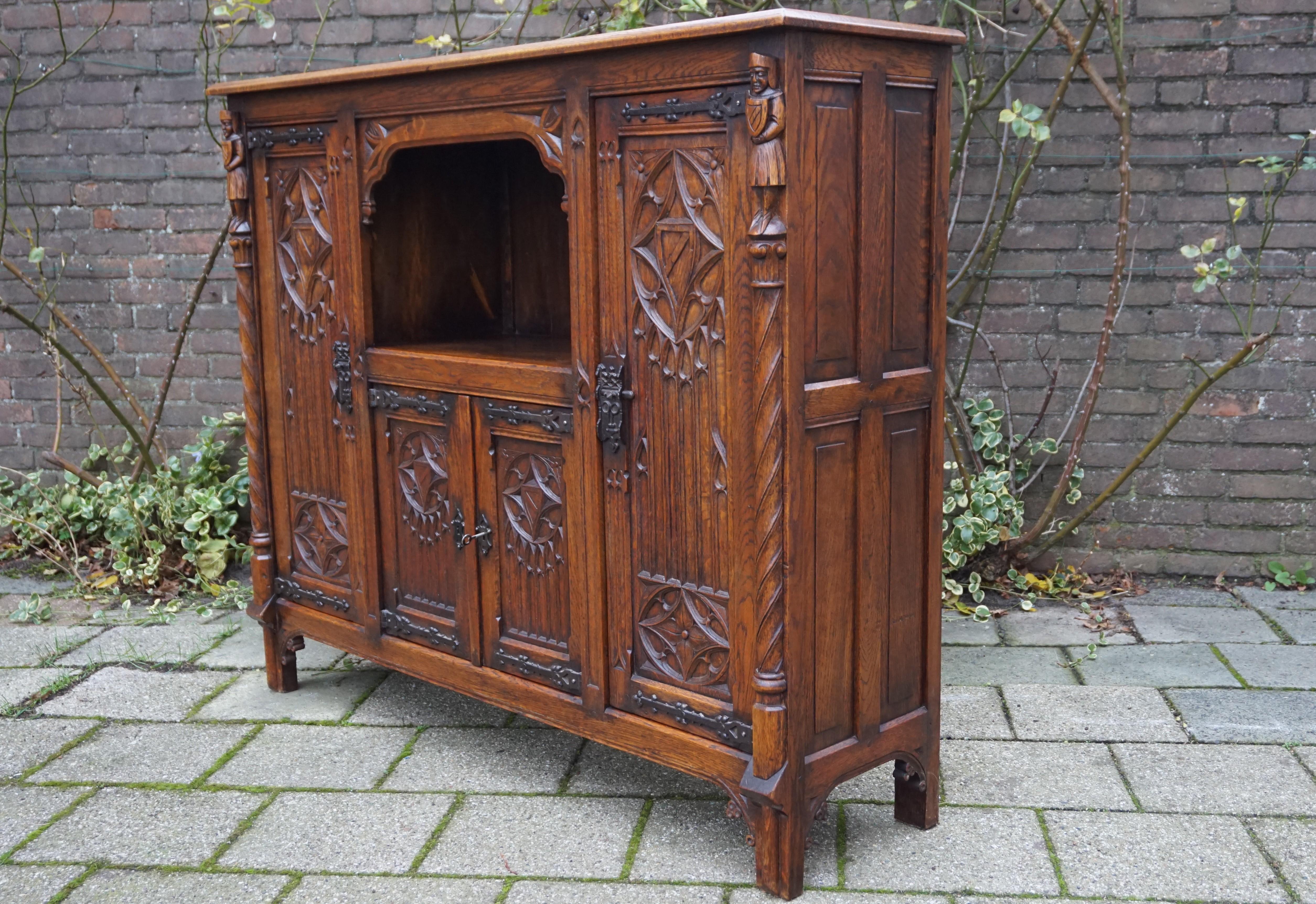 Stunning Antique Gothic Revival Hand Carved Bookcase / Sideboard /Drinks Cabinet 3