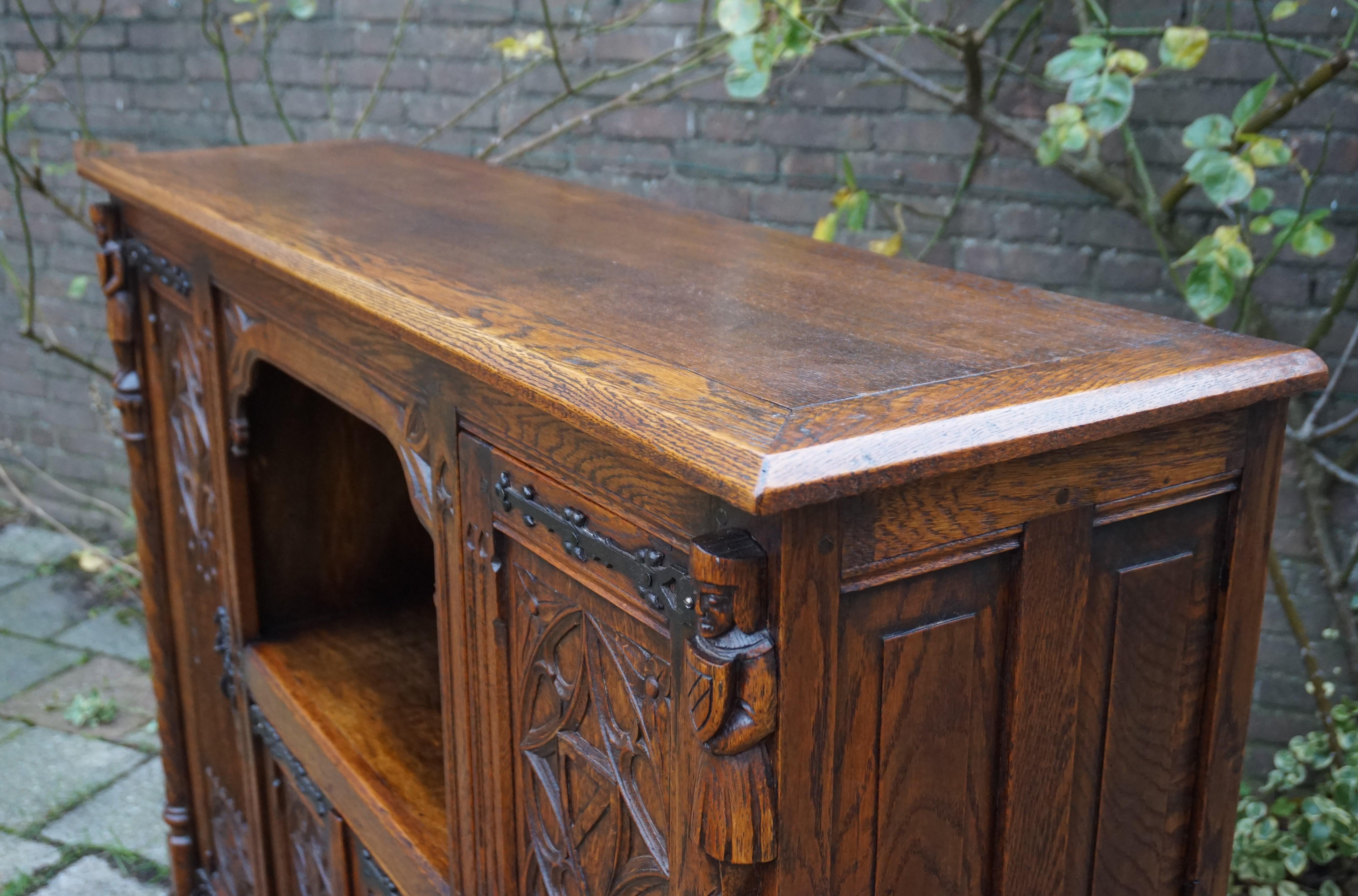Stunning Antique Gothic Revival Hand Carved Bookcase / Sideboard /Drinks Cabinet In Excellent Condition In Lisse, NL