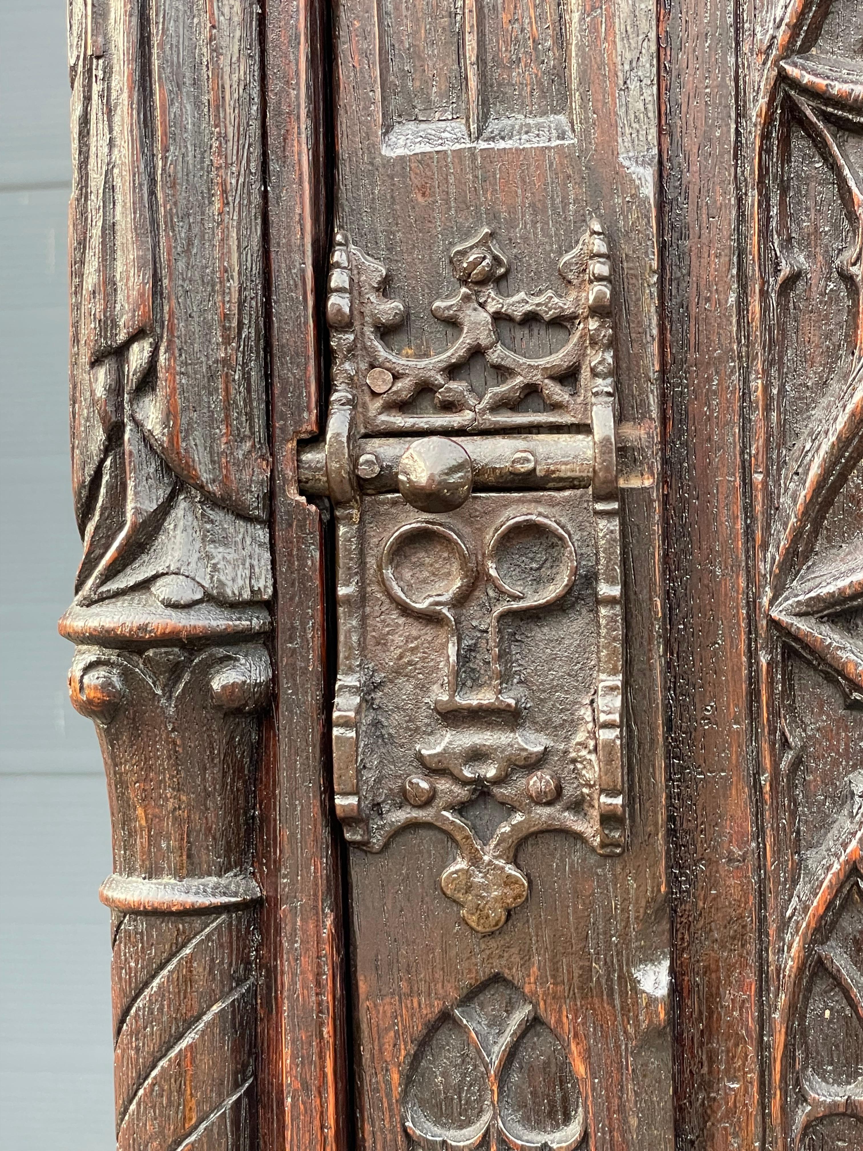 Stunning Antique Gothic Style Dark Oak Cabinet w. Handcarved Medieval Sculptures For Sale 10