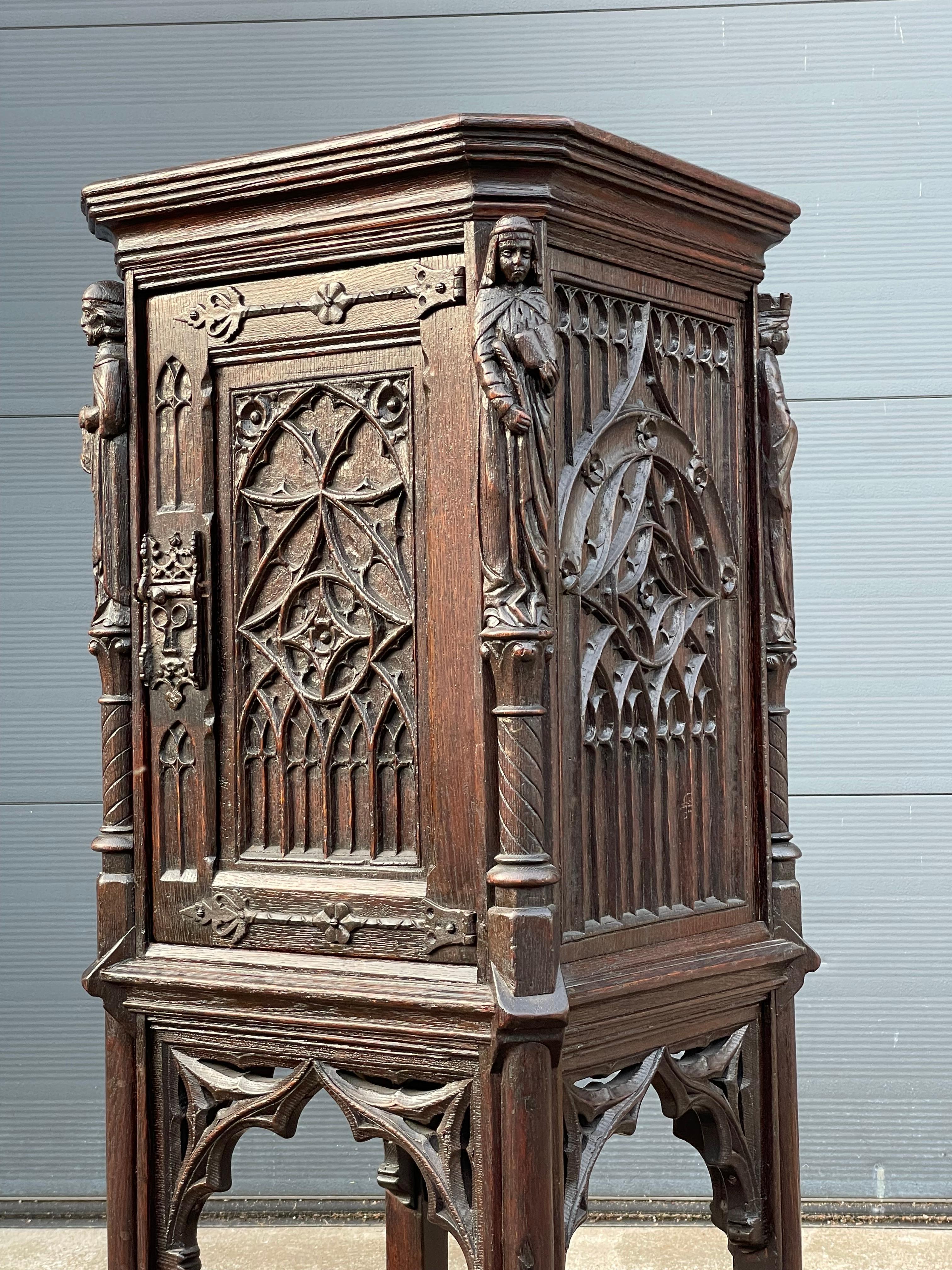 Européen Superbe armoire ancienne en chêne foncé de style gothique avec. Sculptures médiévales sculptées à la main en vente