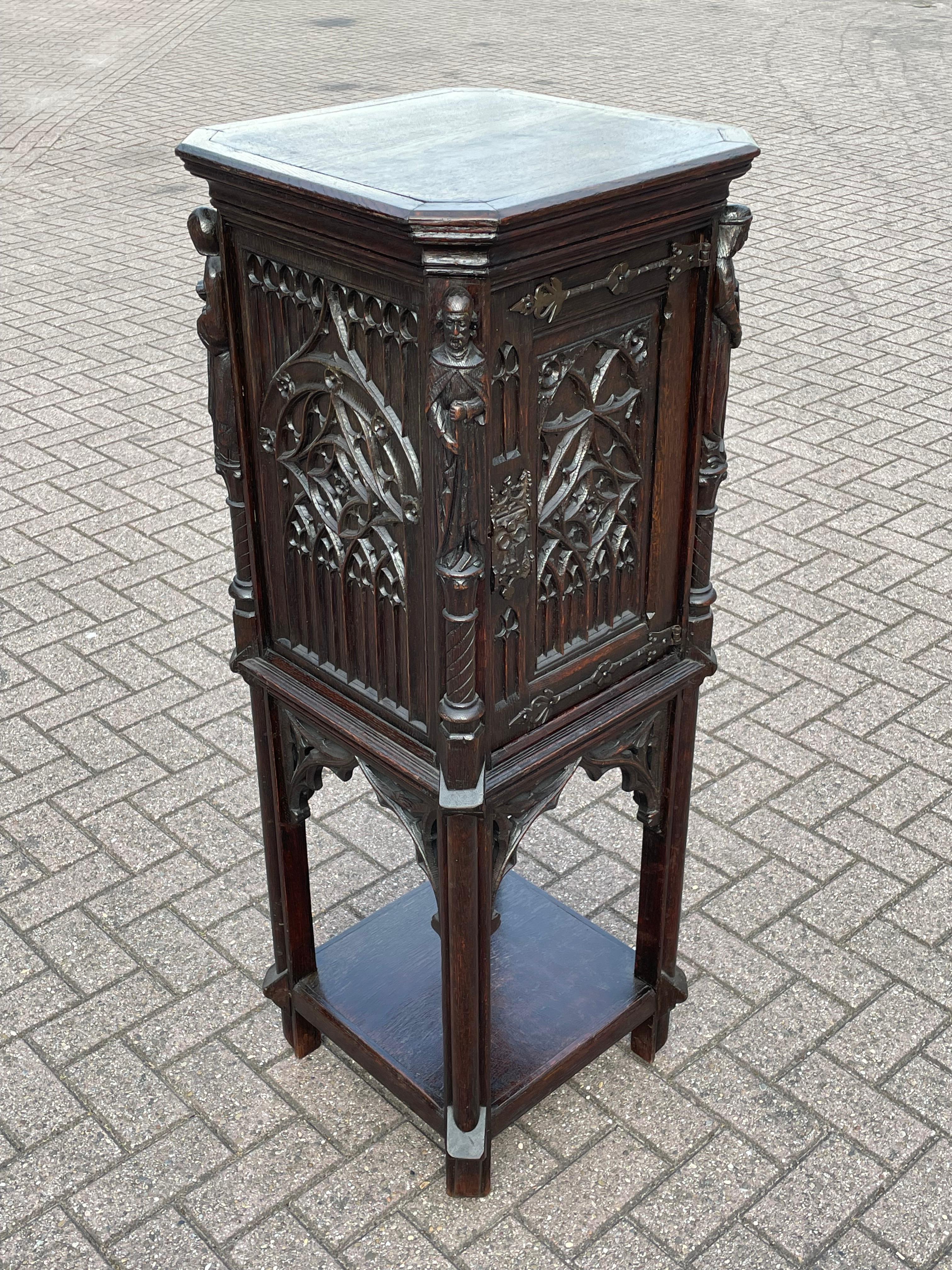 Stunning Antique Gothic Style Dark Oak Cabinet w. Handcarved Medieval Sculptures In Good Condition For Sale In Lisse, NL