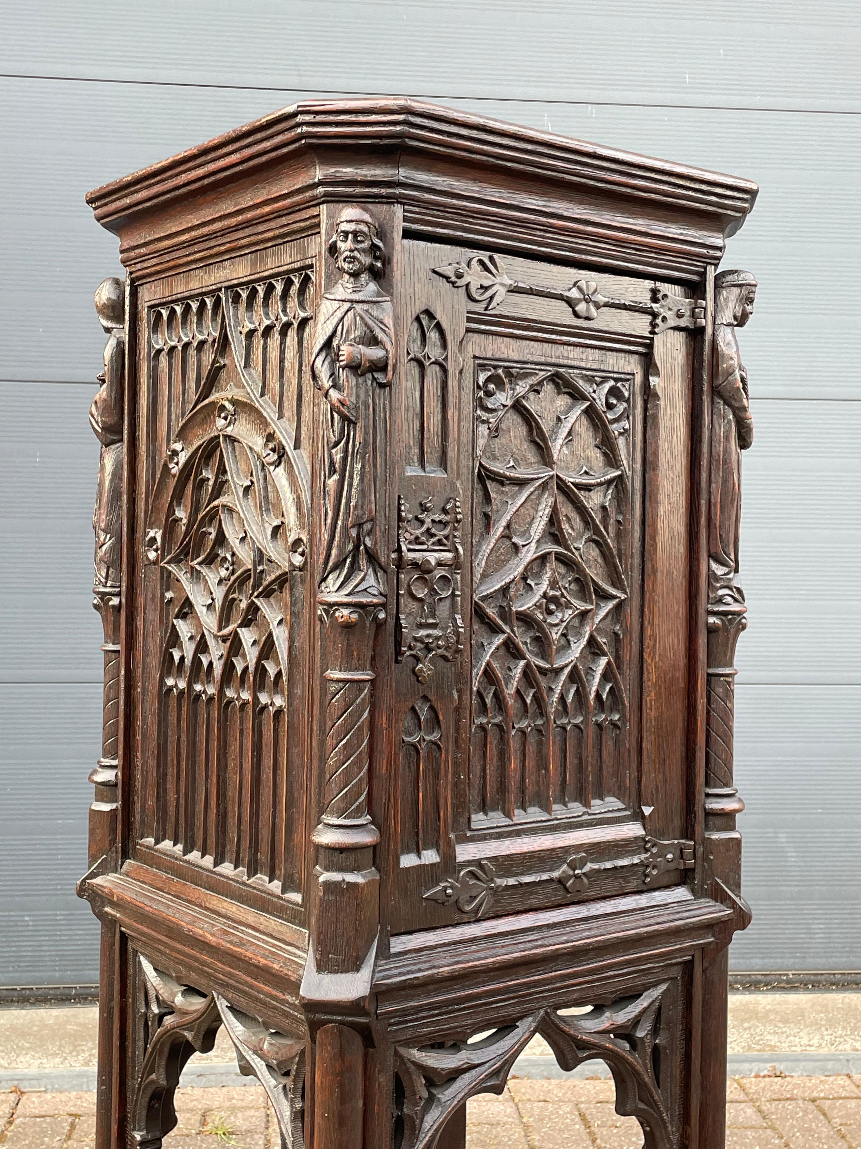 Superbe armoire ancienne en chêne foncé de style gothique avec. Sculptures médiévales sculptées à la main en vente 2