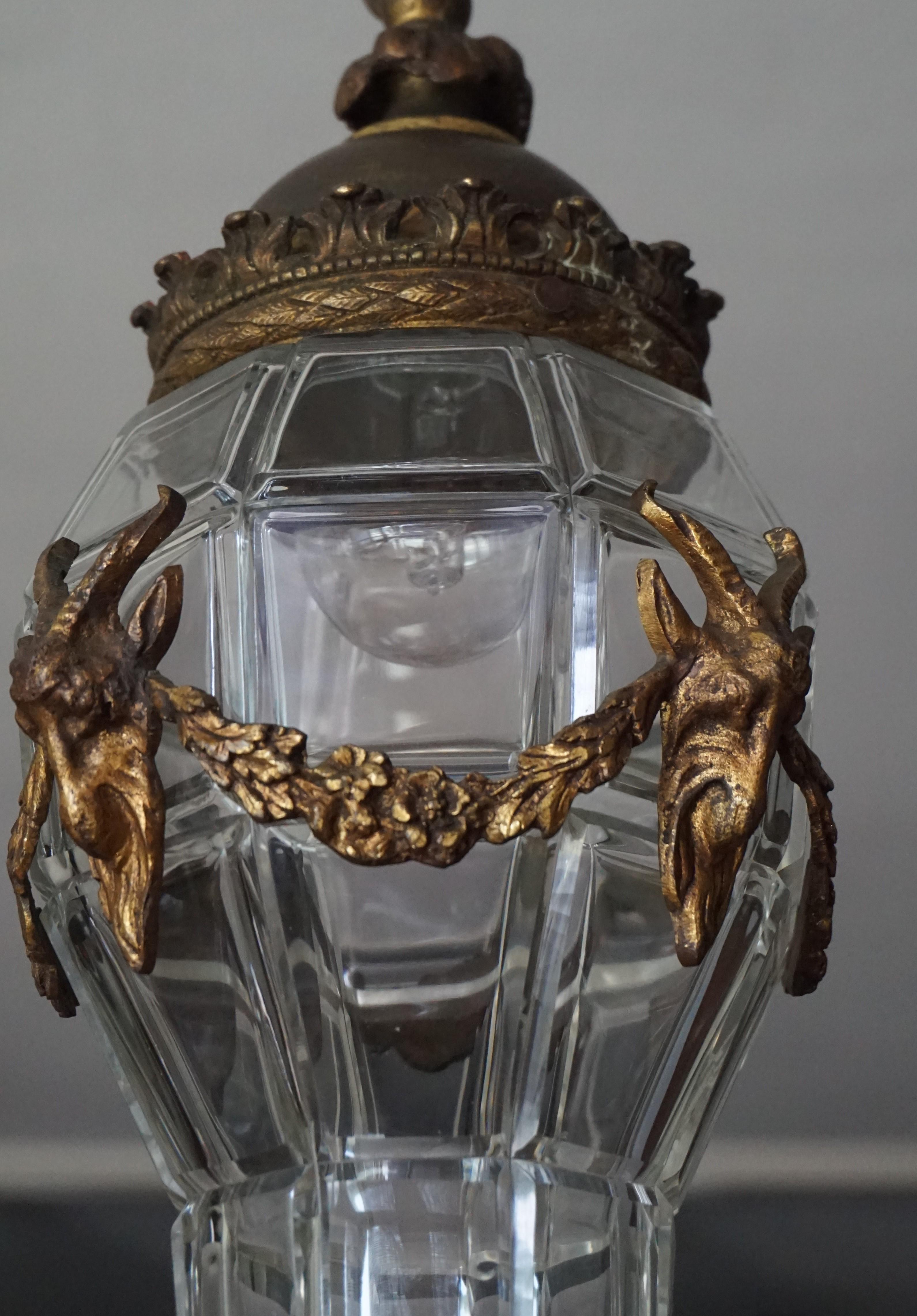 Superbe pendentif ancien pour couloir ou cage d'escalier. Quatre sculptures de tête de bélier en bronze en vente 6