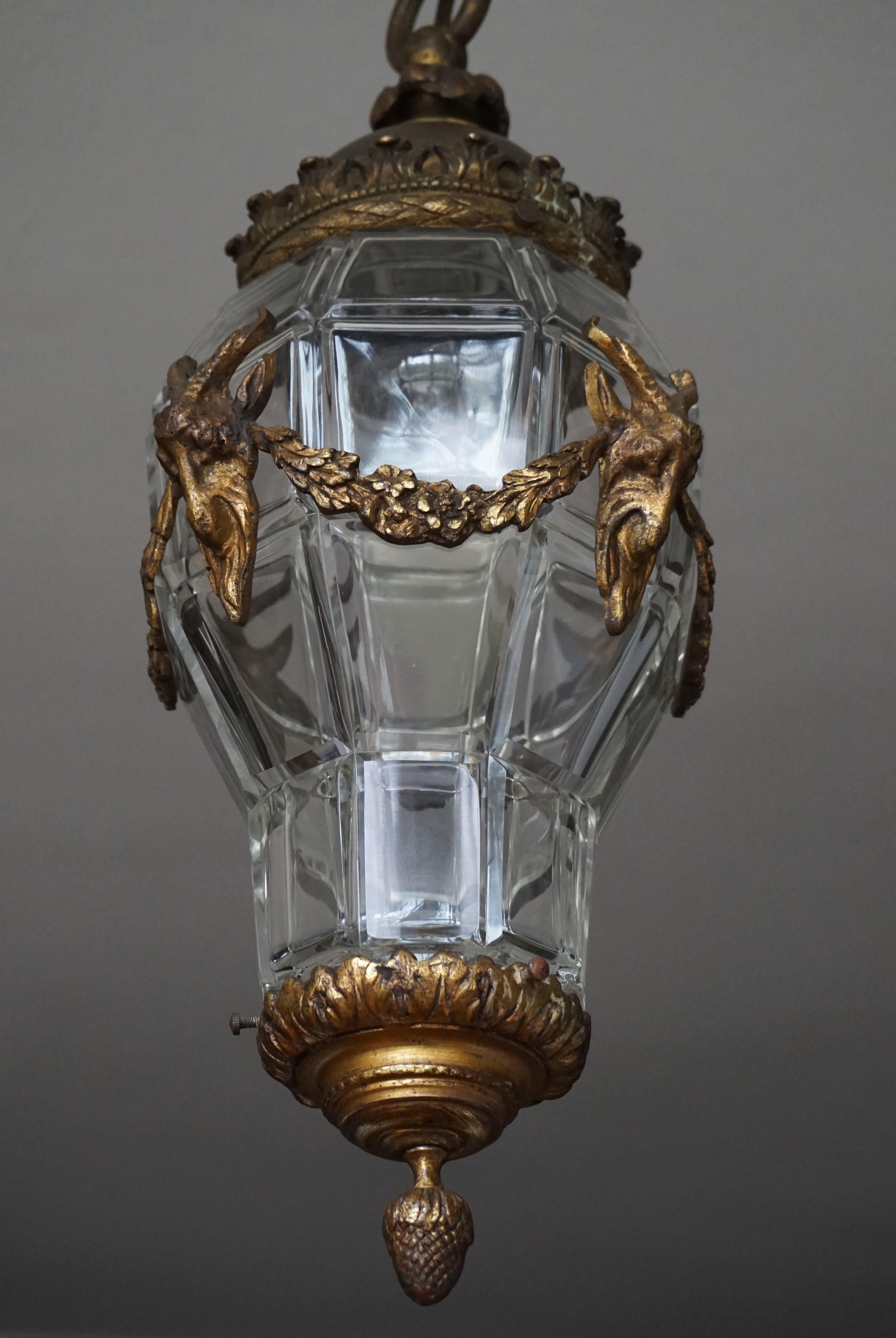 Louis XVI Superbe pendentif ancien pour couloir ou cage d'escalier. Quatre sculptures de tête de bélier en bronze en vente