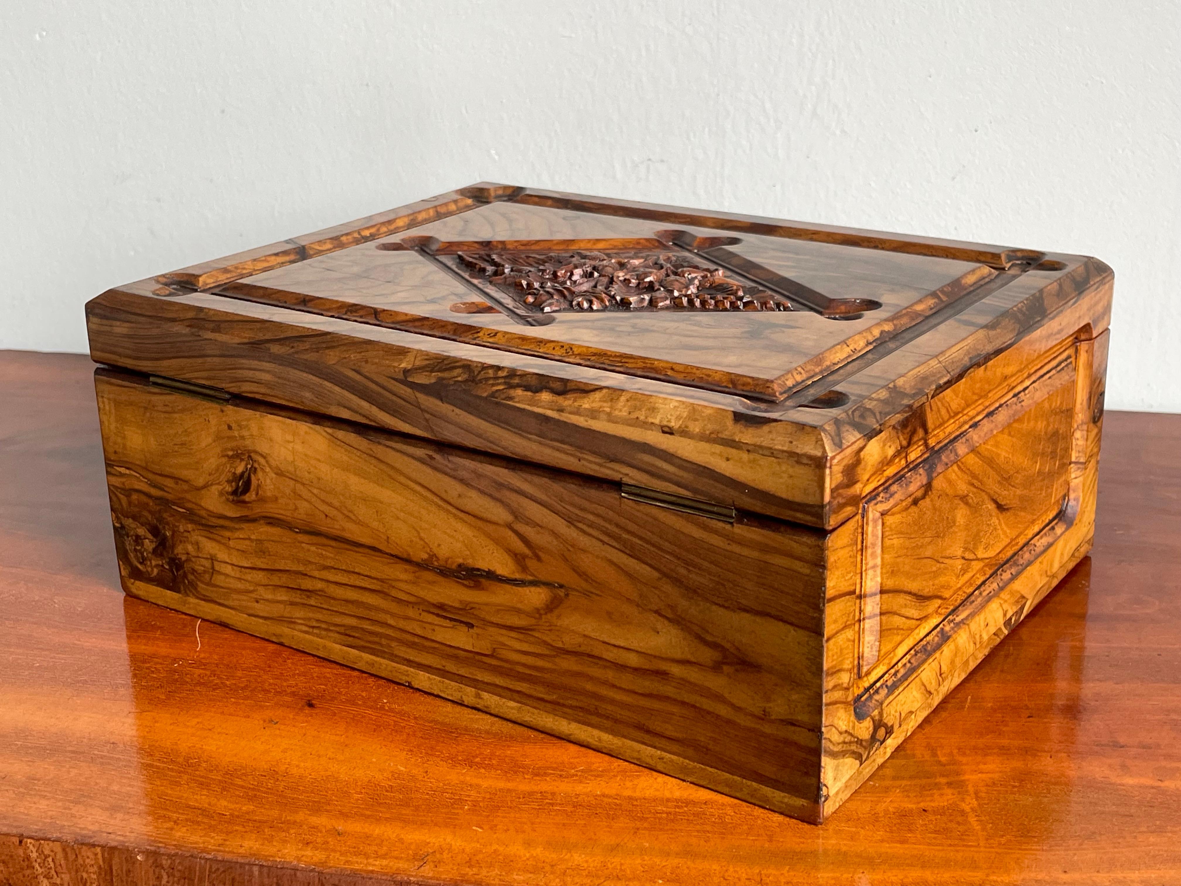 Superbe boîte à bijoux ancienne en bois d'olivier sculpté à la main avec une superbe Patina et un texte en hébreu. en vente 2