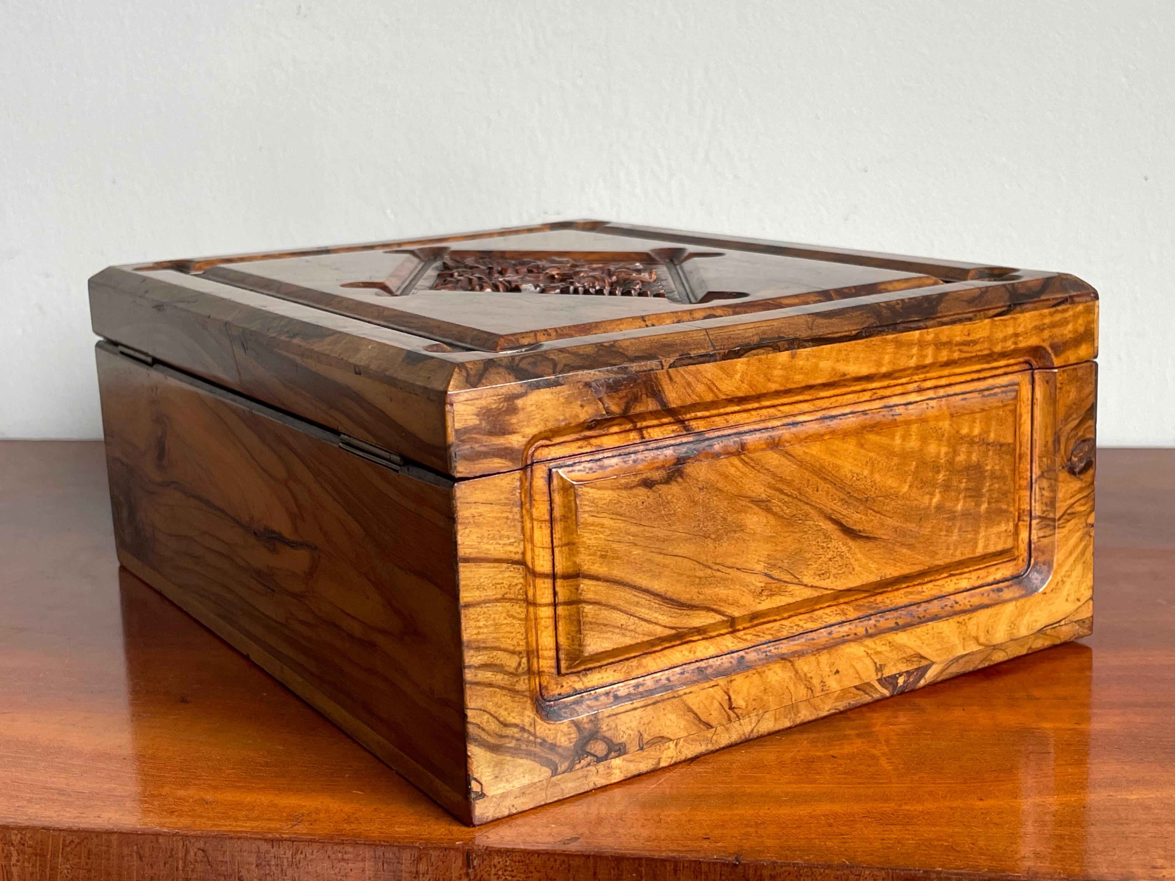 Superbe boîte à bijoux ancienne en bois d'olivier sculpté à la main avec une superbe Patina et un texte en hébreu. en vente 3