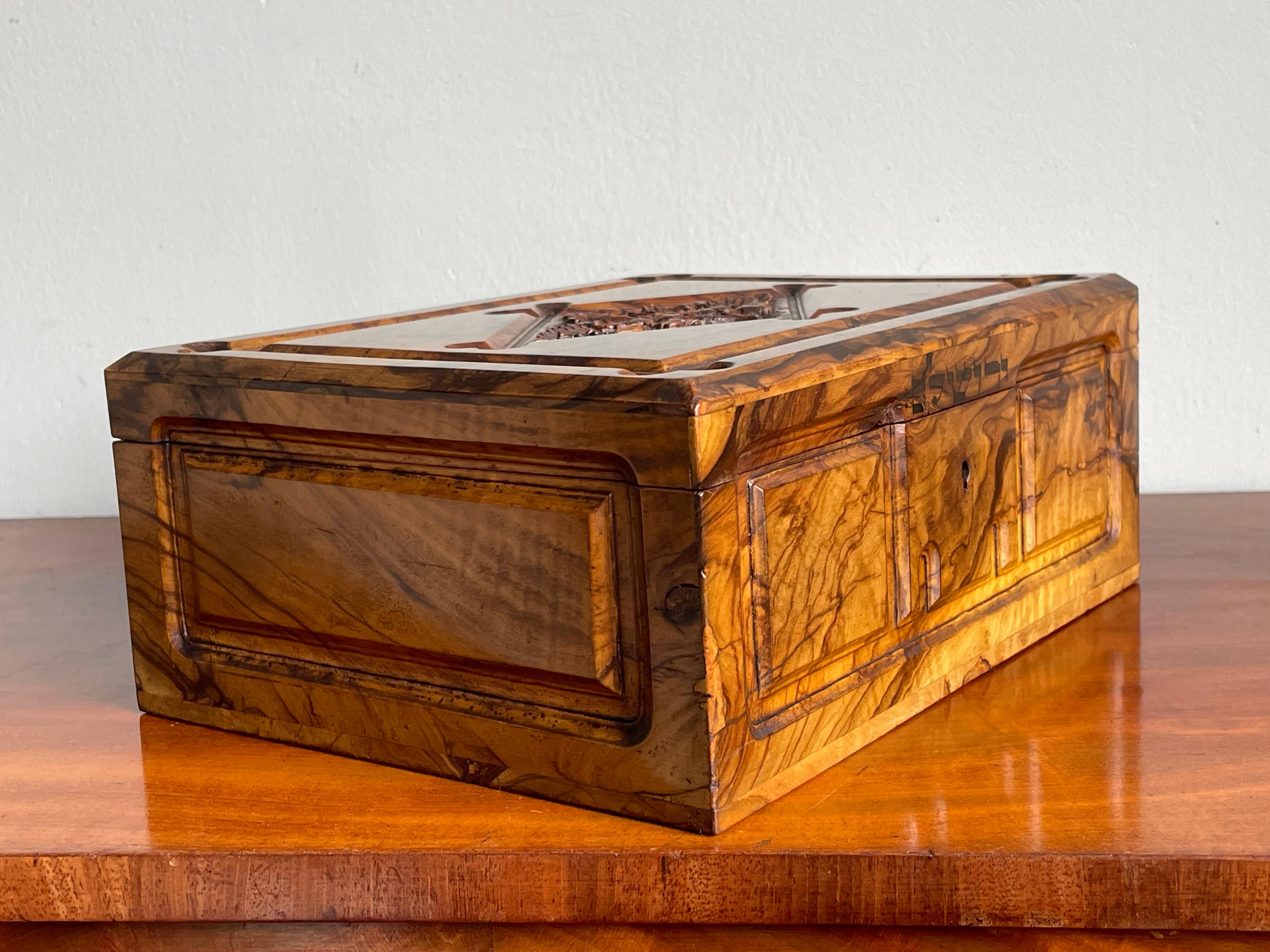 Superbe boîte à bijoux ancienne en bois d'olivier sculpté à la main avec une superbe Patina et un texte en hébreu. en vente 4