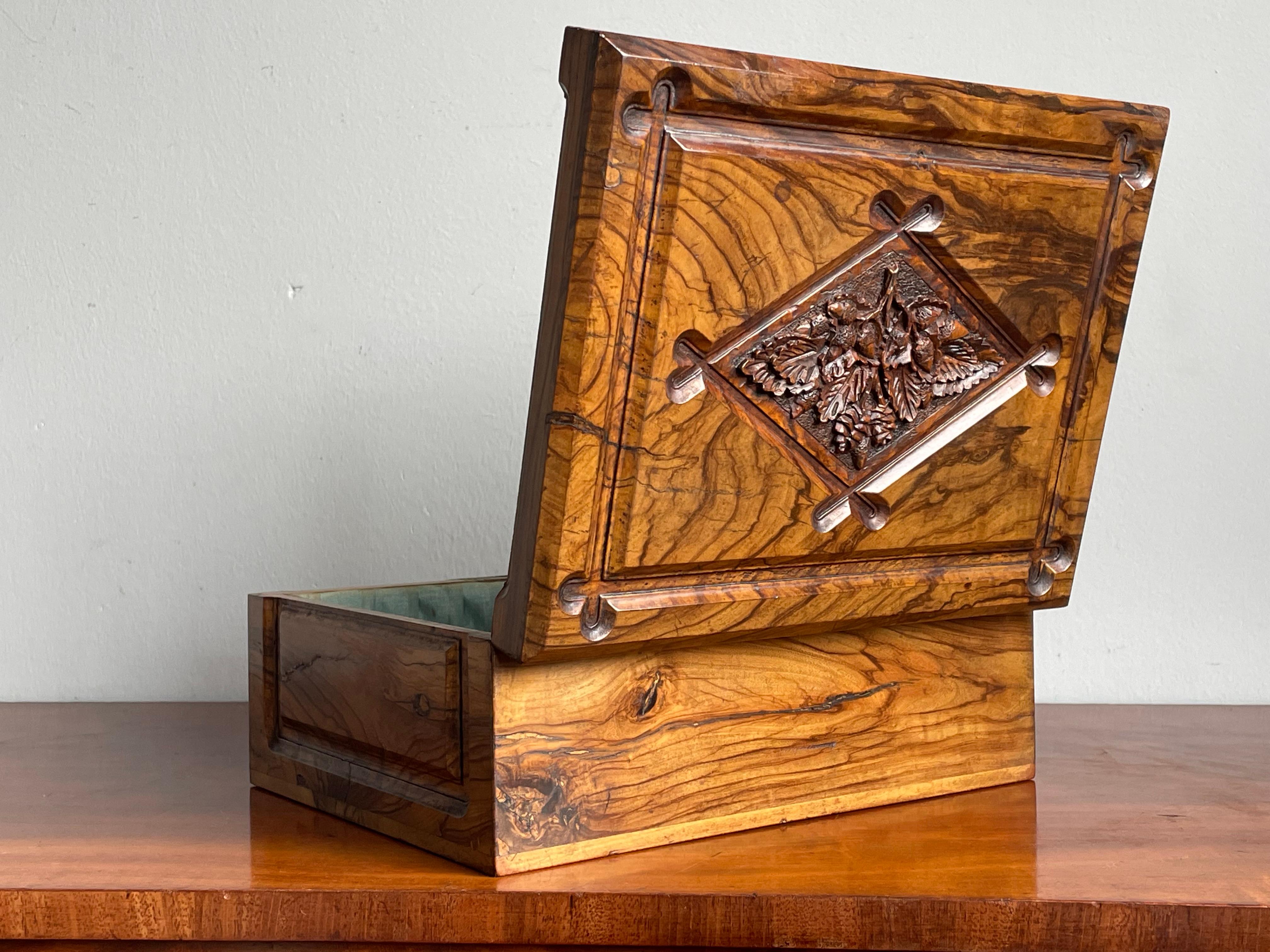 Superbe boîte à bijoux ancienne en bois d'olivier sculpté à la main avec une superbe Patina et un texte en hébreu. en vente 6