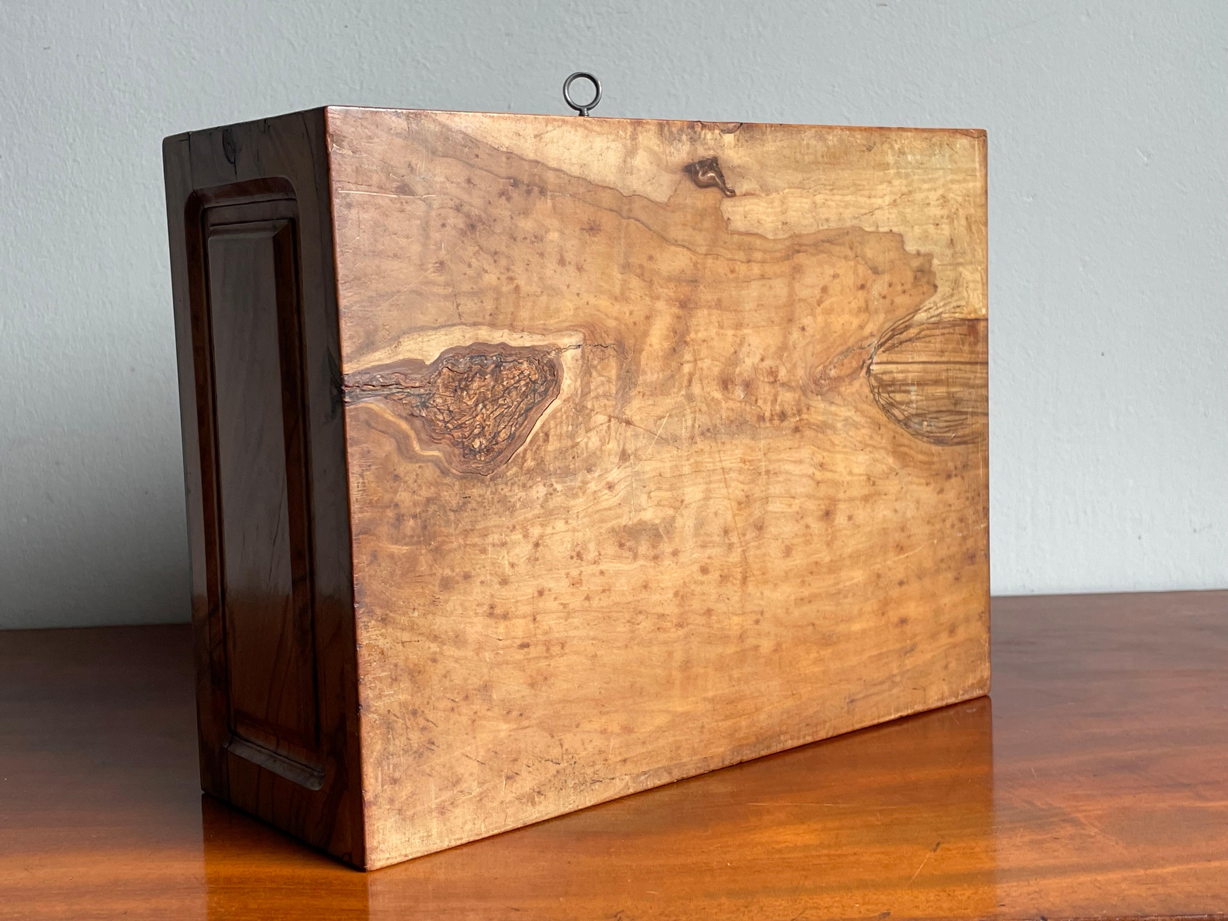 Superbe boîte à bijoux ancienne en bois d'olivier sculpté à la main avec une superbe Patina et un texte en hébreu. en vente 9