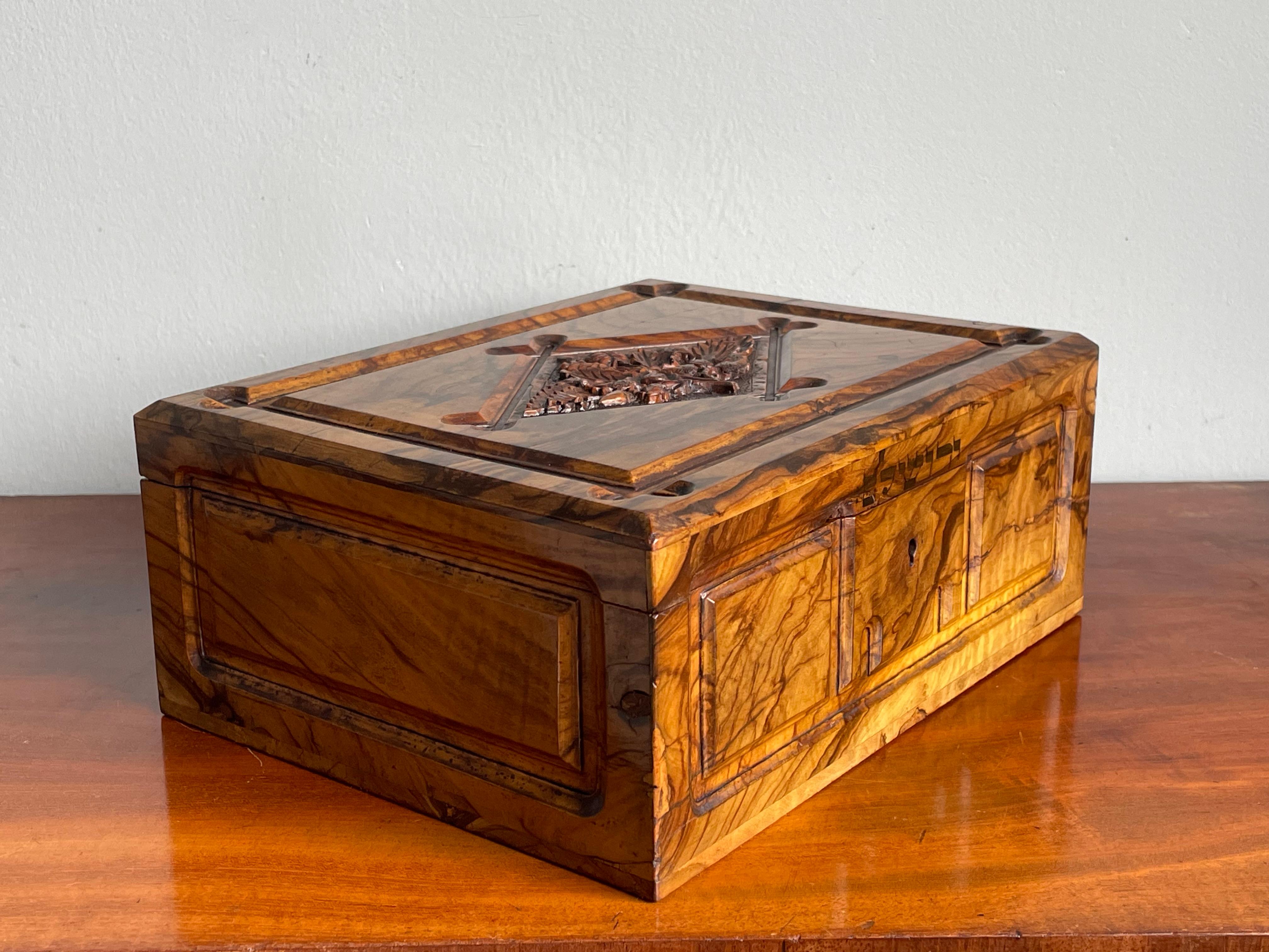 Arts and Crafts Superbe boîte à bijoux ancienne en bois d'olivier sculpté à la main avec une superbe Patina et un texte en hébreu. en vente