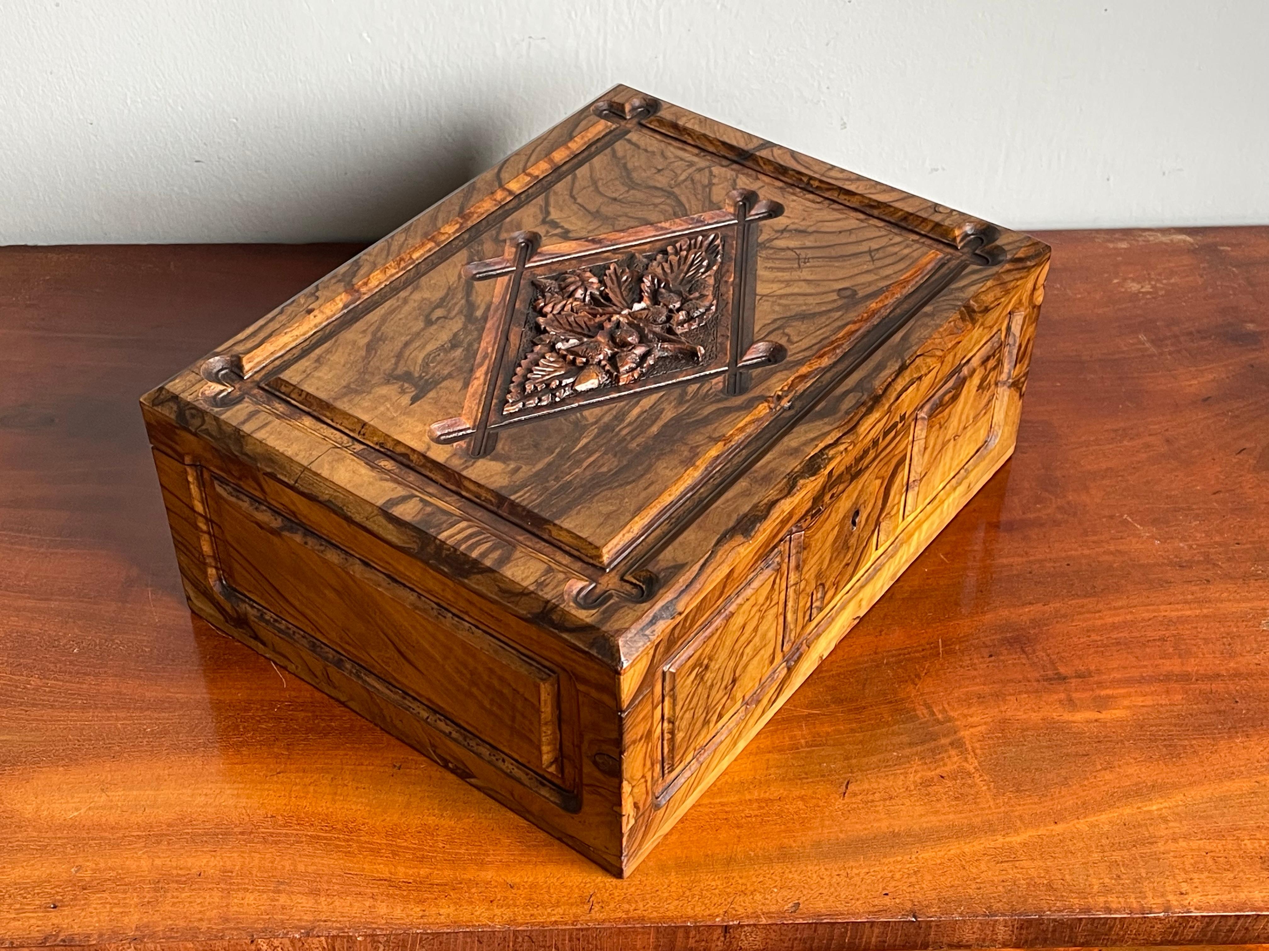 Israélien Superbe boîte à bijoux ancienne en bois d'olivier sculpté à la main avec une superbe Patina et un texte en hébreu. en vente