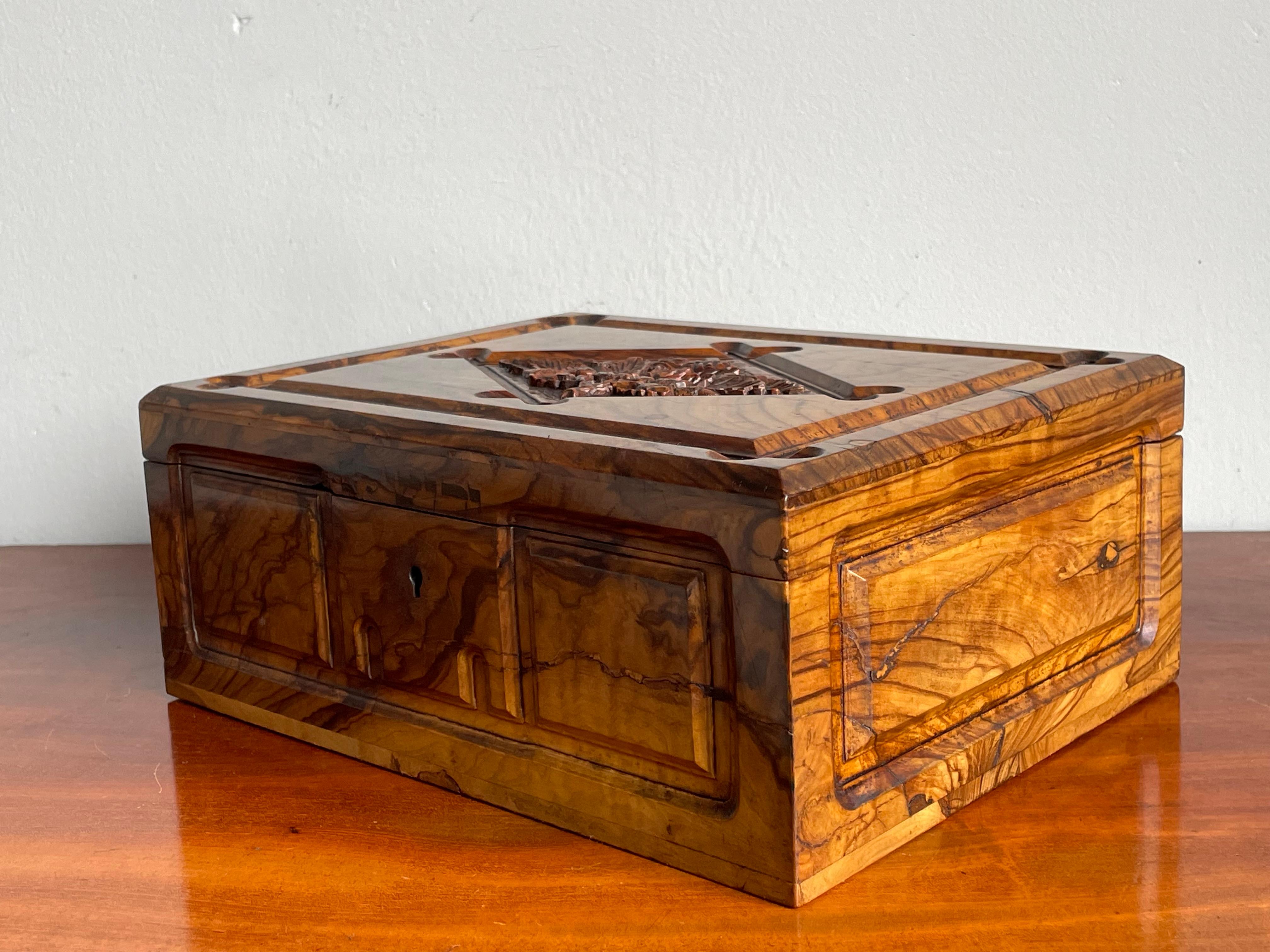 Stunning Antique Hand Carved Olive Wood Jewelry Box w Great Patina & Hebrew Text In Good Condition For Sale In Lisse, NL