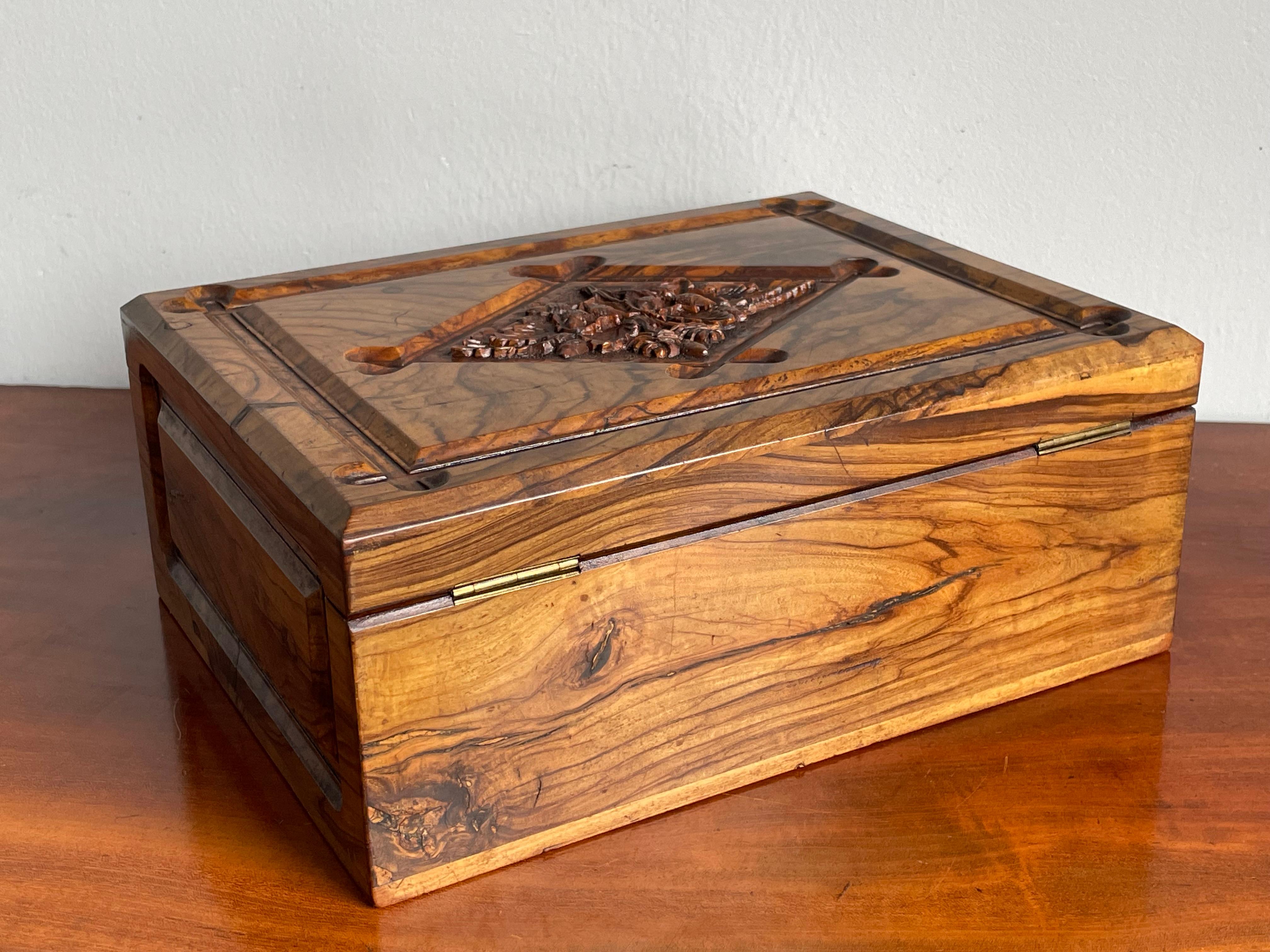 Soie Superbe boîte à bijoux ancienne en bois d'olivier sculpté à la main avec une superbe Patina et un texte en hébreu. en vente