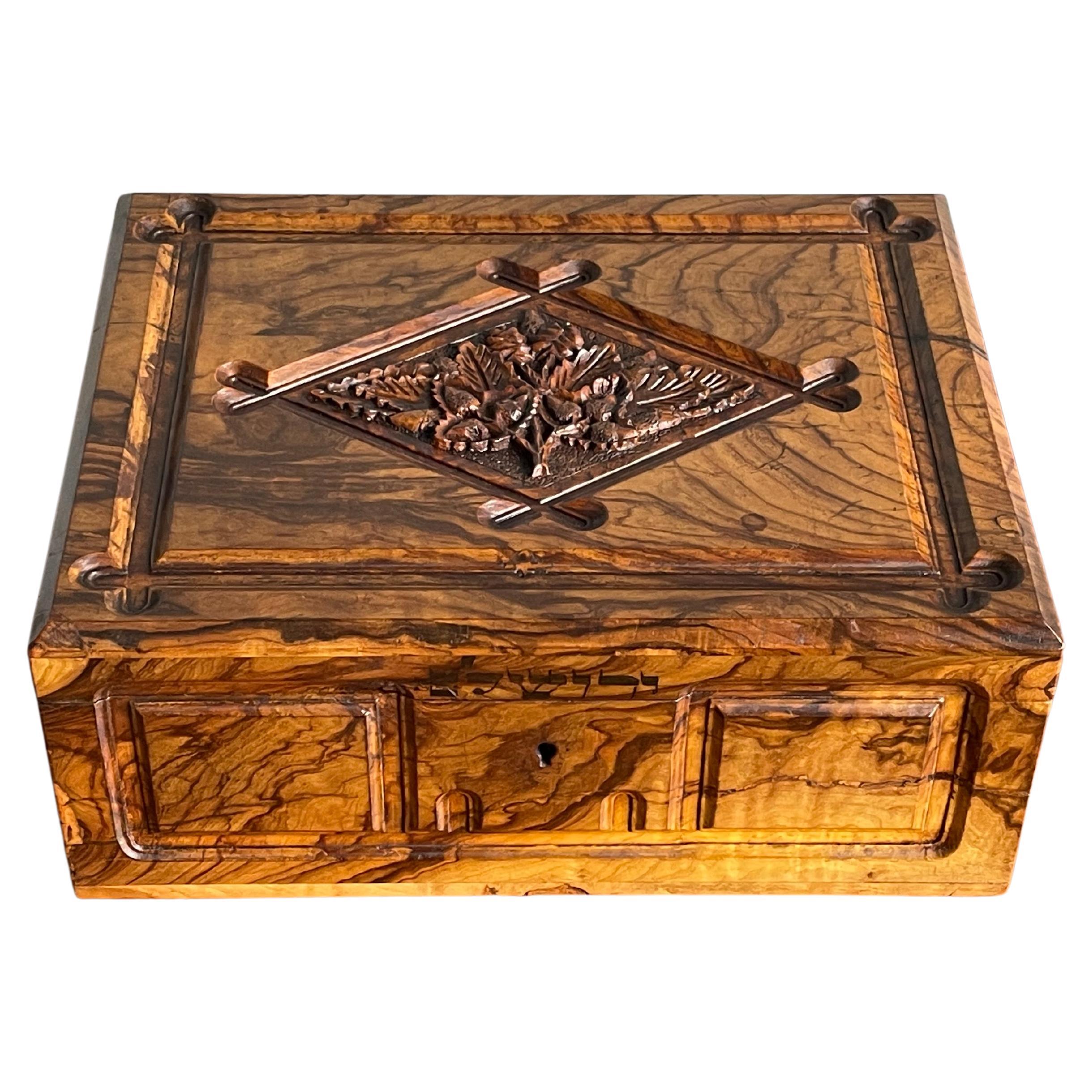 Superbe boîte à bijoux ancienne en bois d'olivier sculpté à la main avec une superbe Patina et un texte en hébreu. en vente