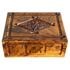 Superbe boîte à bijoux ancienne en bois d'olivier sculpté à la main avec une superbe Patina et un texte en hébreu.