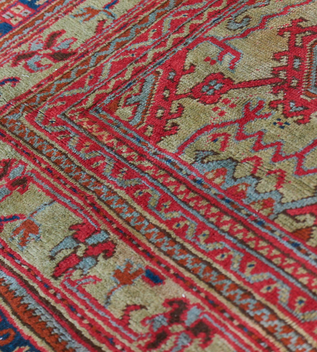 20ième siècle Superbe tapis d'Oushak ancien en laine tissé à la main en vente
