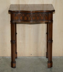 Superbe table d'appoint en bois dur ancien de style gothique de Pugin avec façade serpentine