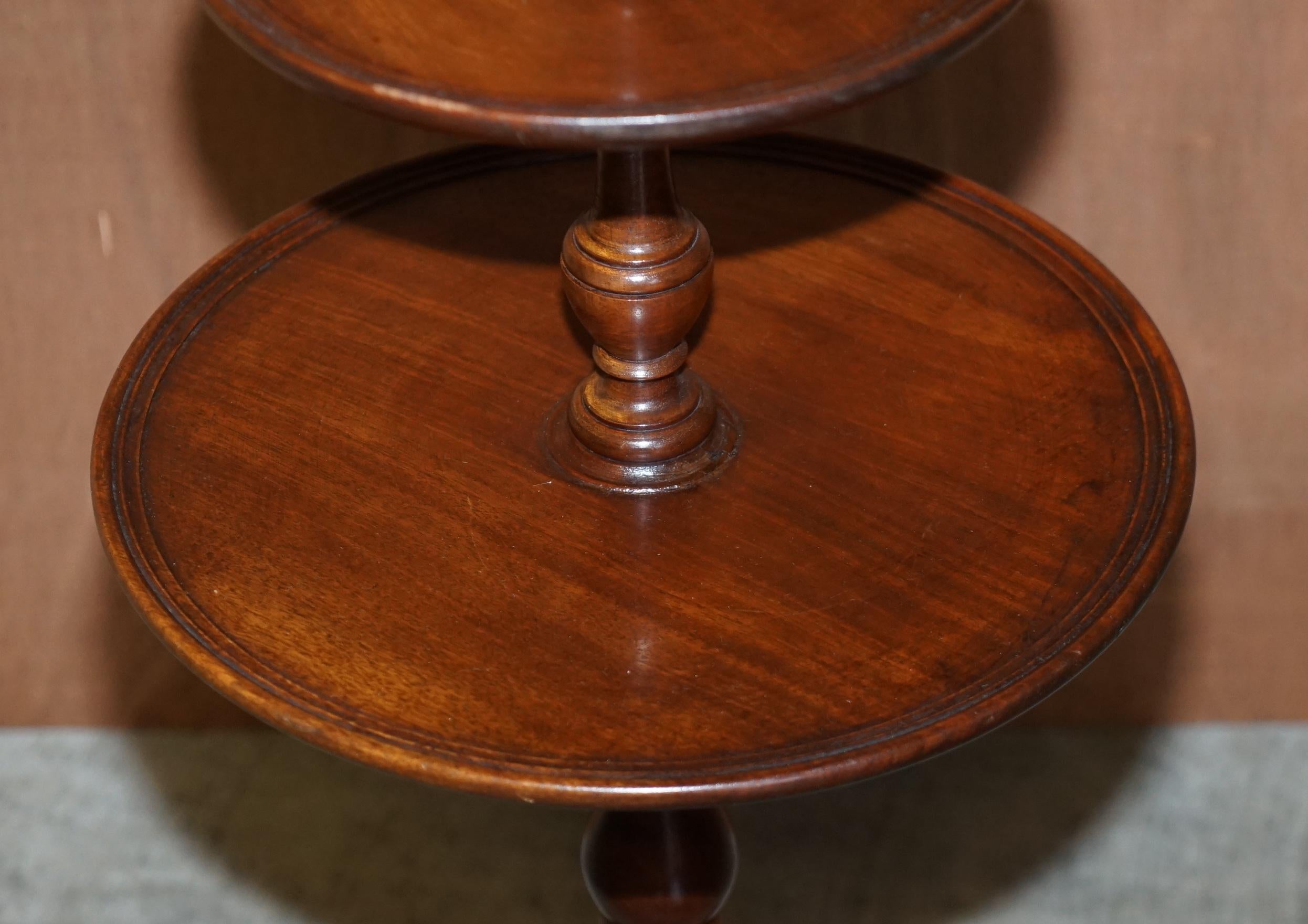 English Stunning Antique Hardwood Three Tiered Whatnot Side End Lamp Wine Table For Sale
