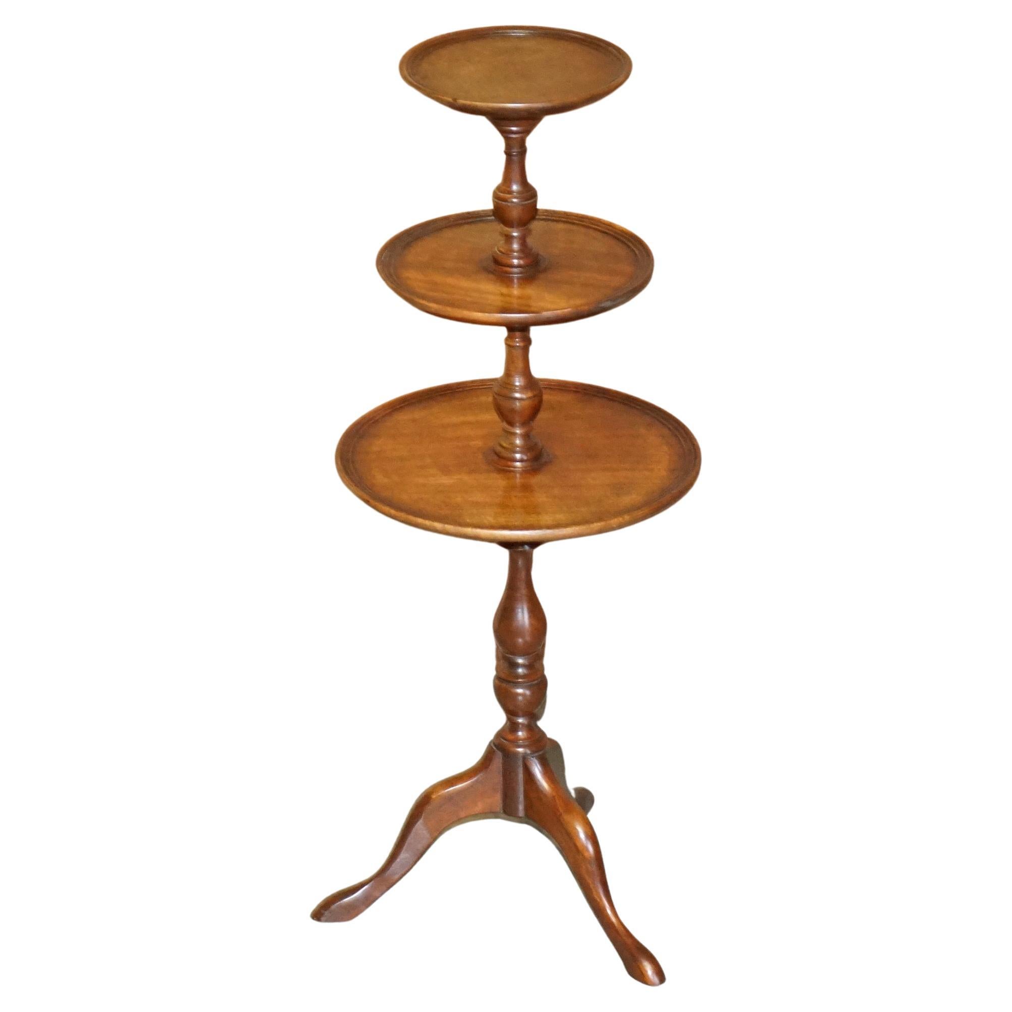 Stunning Antique Hardwood Three Tiered Whatnot Side End Lamp Wine Table