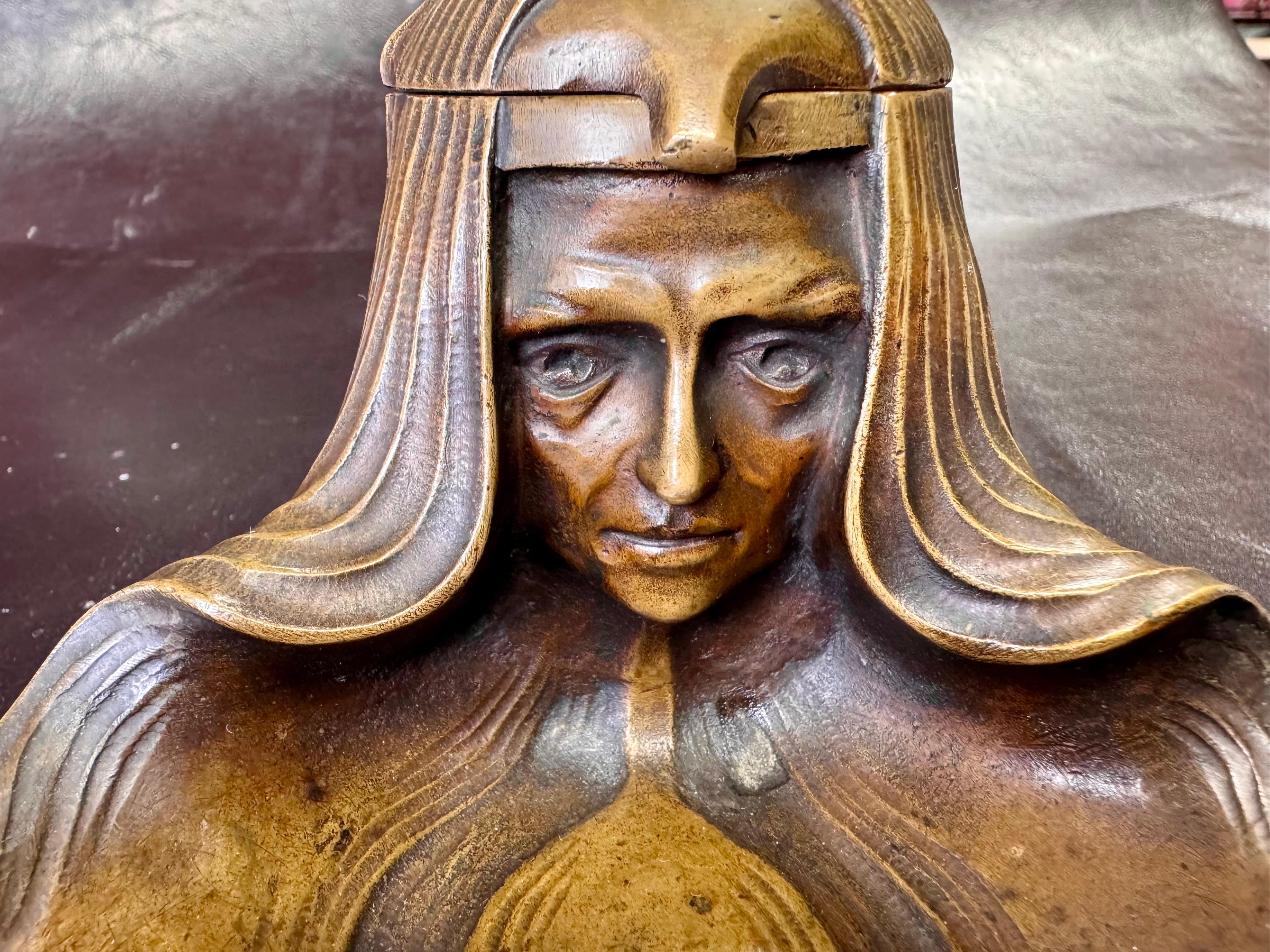 Superbe support d'encrier ancien - Style Jugend / Art Nouveau du début du 20ème siècle

Ce support d'encrier lourd et remarquable est en métal - probablement en laiton ou dans un matériau de qualité similaire. Datant du début des années 1900, cette