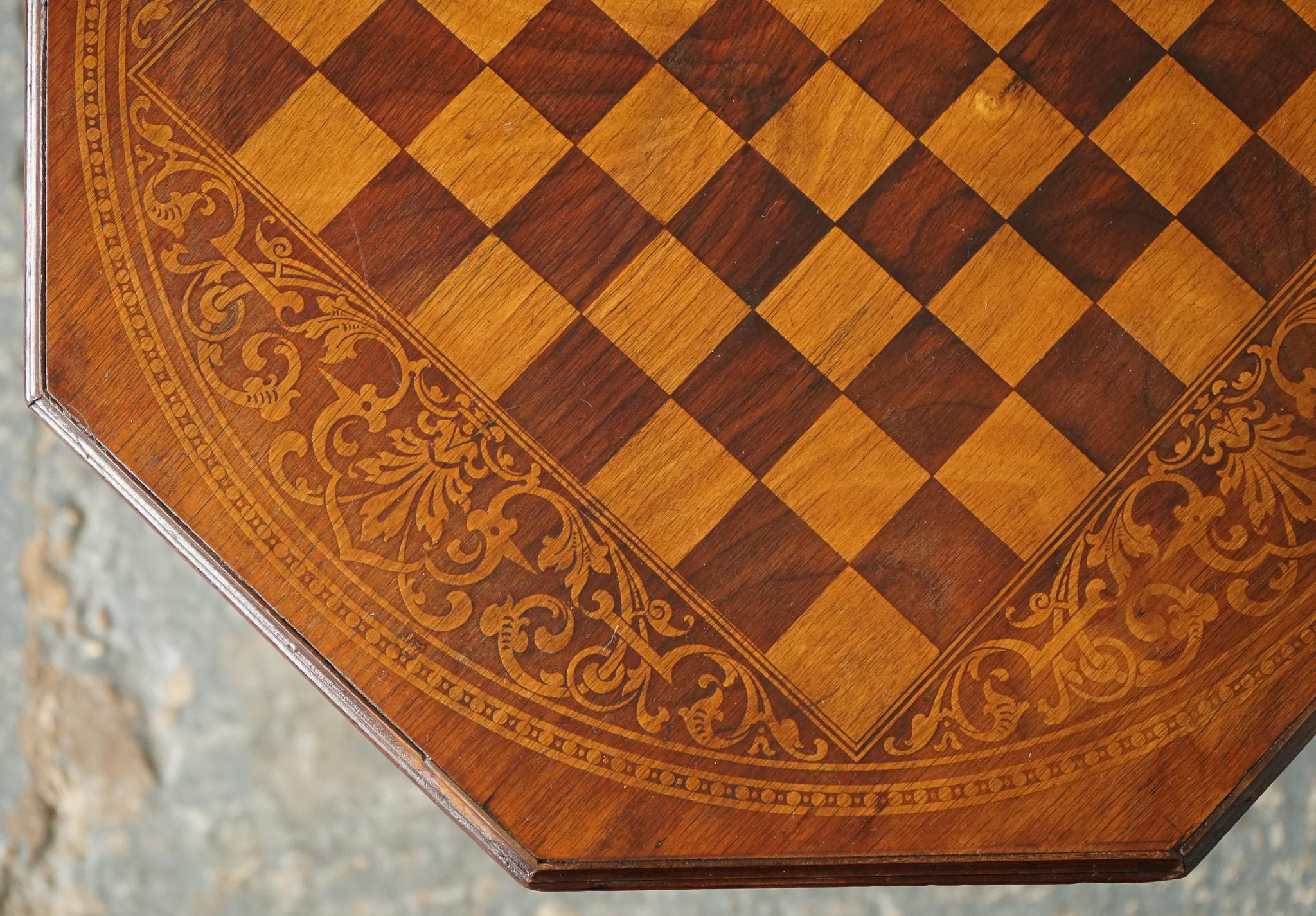 STUNNING ANTIQUE ITALiAN CHESS SIDE END LAMP TABLE WITH CARVED LEGS For Sale 4