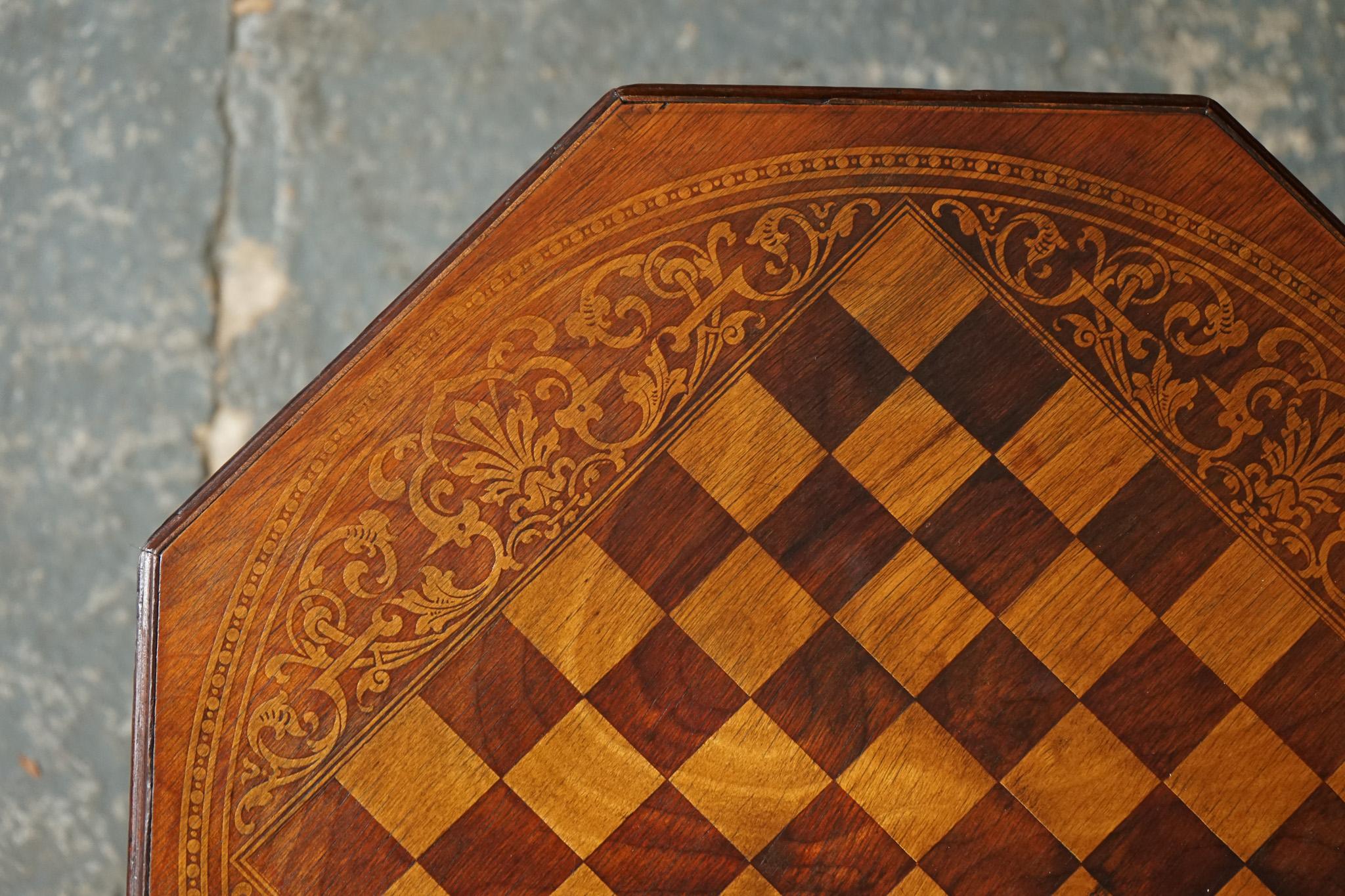 STUNNING ANTIQUE ITALiAN CHESS SIDE END LAMP TABLE WITH CARVED LEGS For Sale 5
